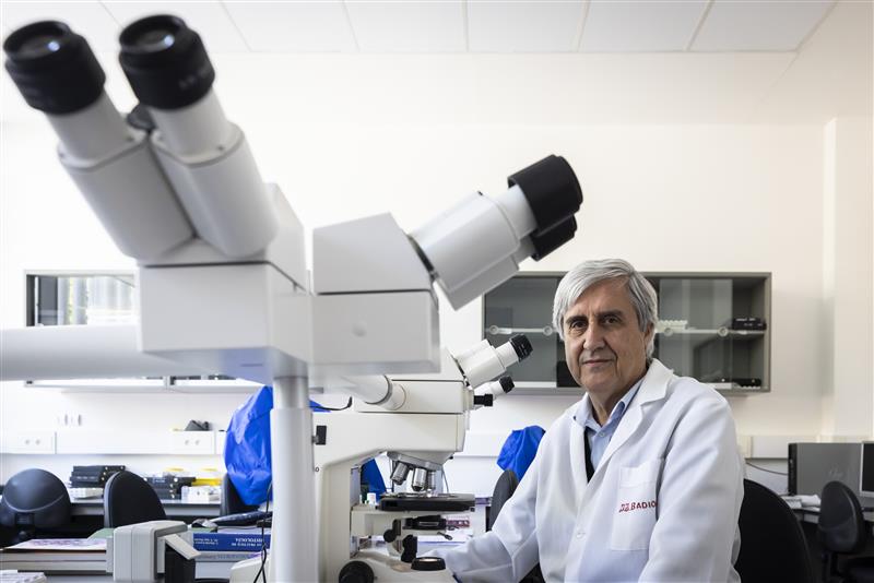 El epidemiólogo Juan José Badiola posa en su laboratorio.