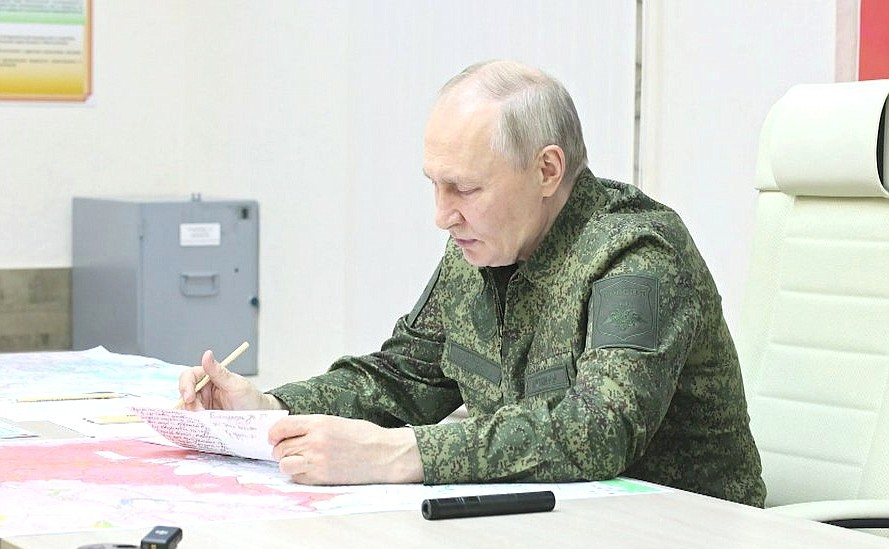 El presidente ruso, Vladímir Putin, en una reunión en un centro de mando militar en la región de Kursk.