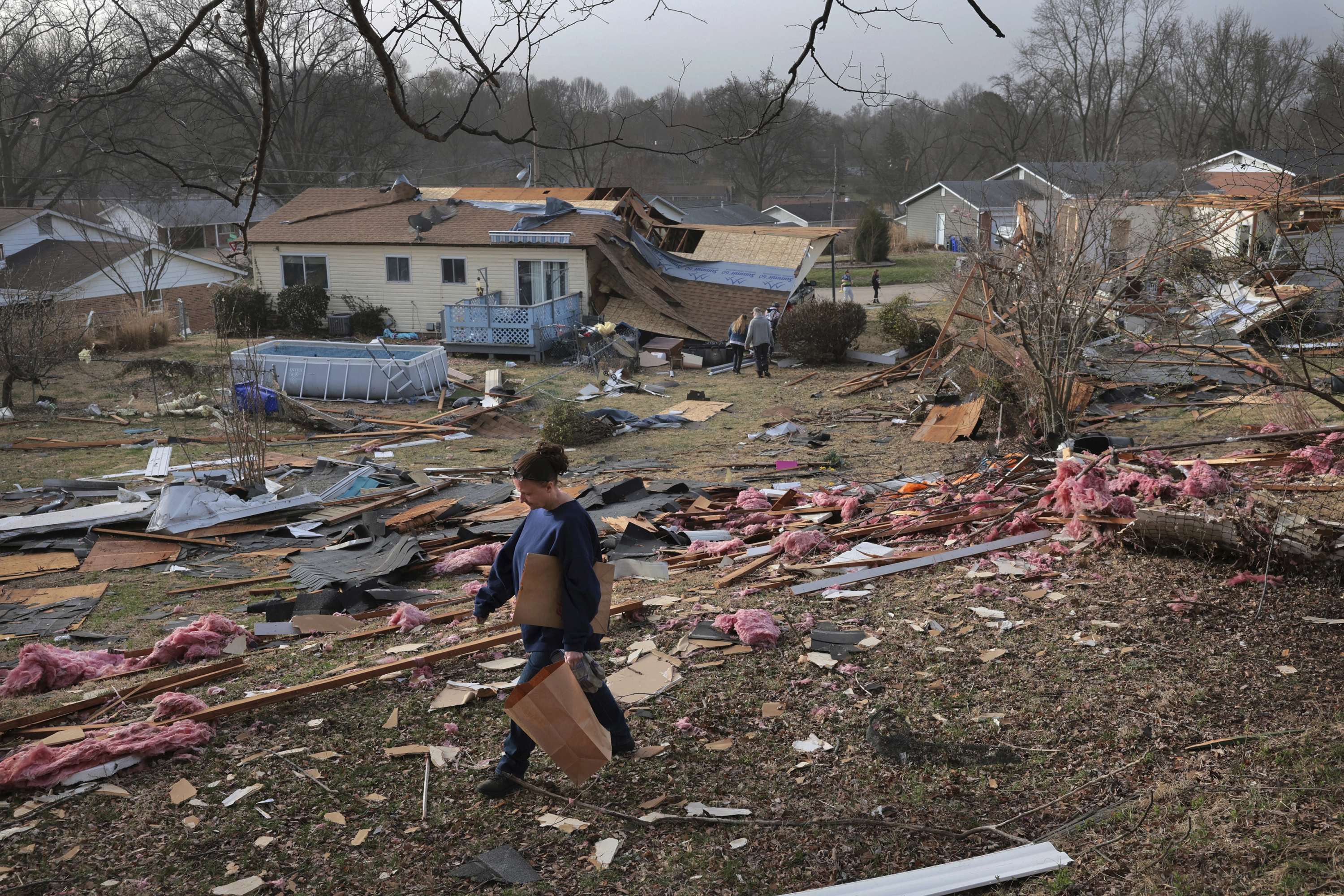 Casas arrasadas tras el paso de tornados en Bridgeton, Missouri (Estados Unidos).