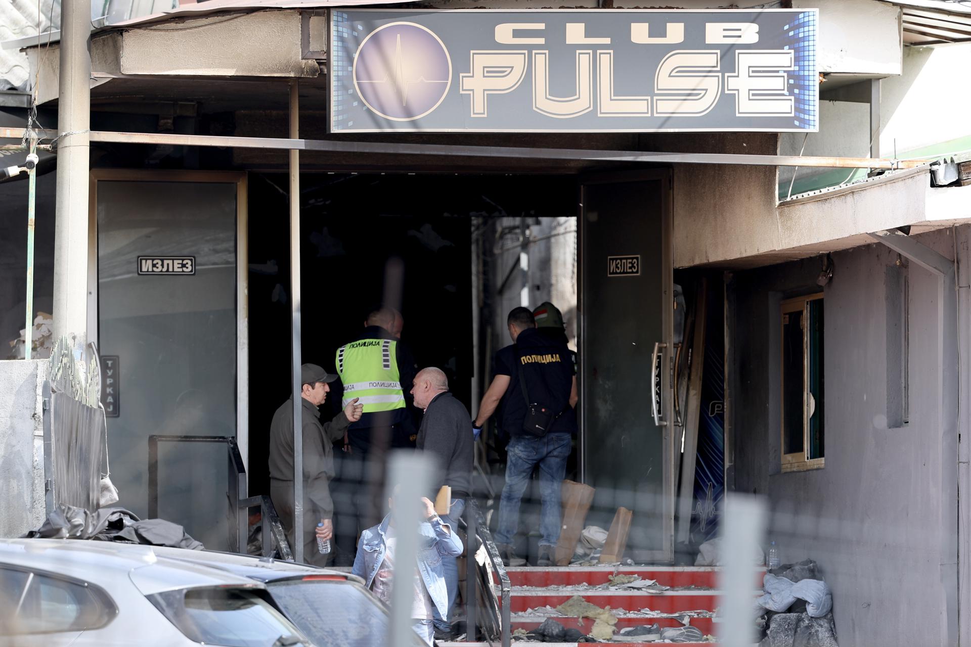 Exterior de la discoteca Pulse de Kocani (Macedonia del Norte), completamente reducida a escombros tras el incendio.