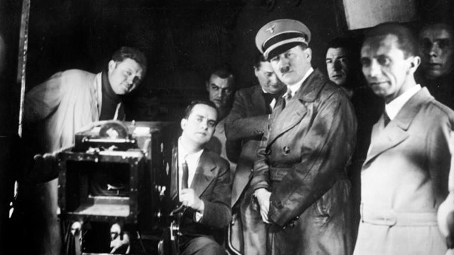 Hitler y Goebbels visitando los estudios de la UFA en 1935