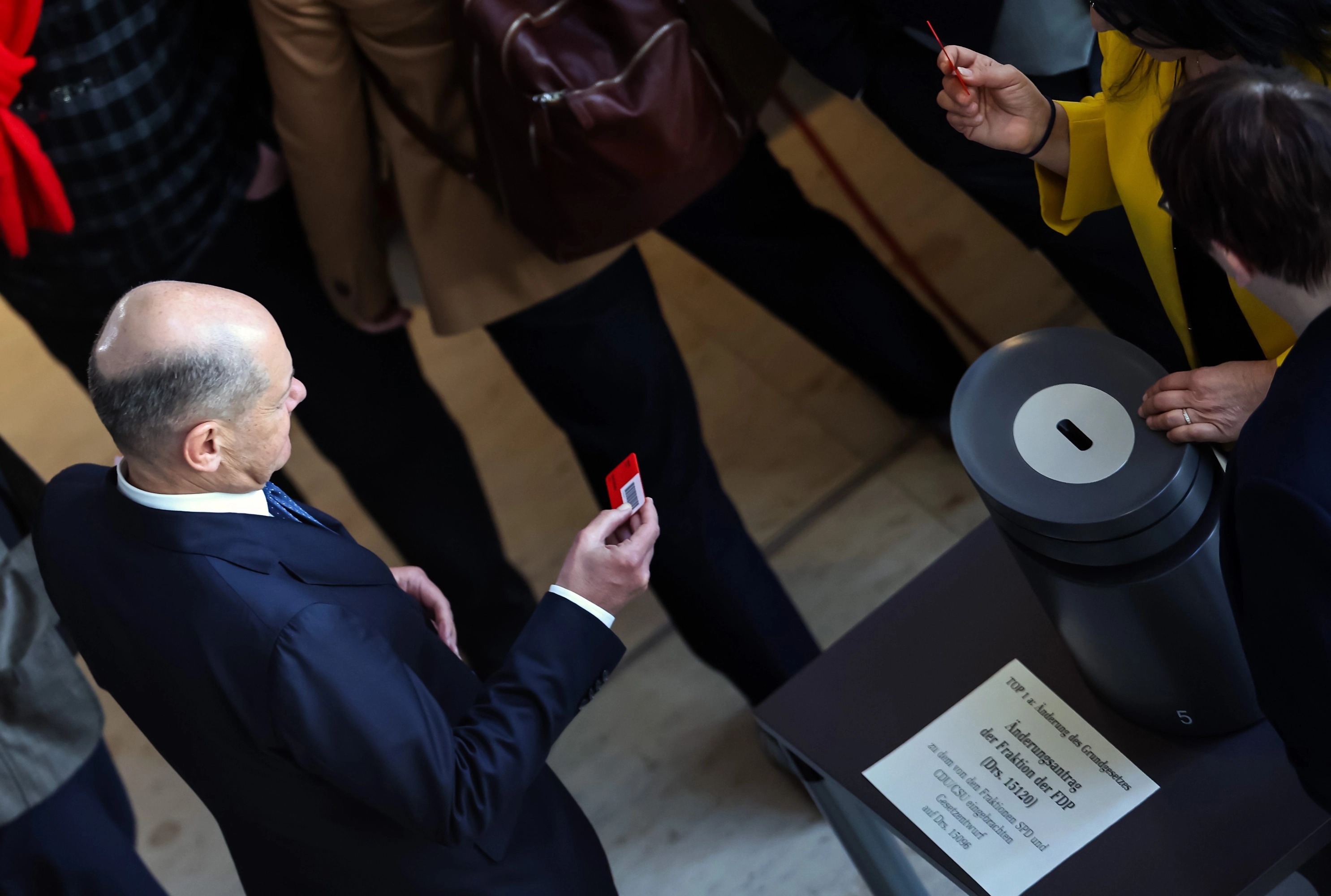El canciller alemán, Olaf Scholz, se prepara para votar durante una sesión plenaria especial en el Bundestag.