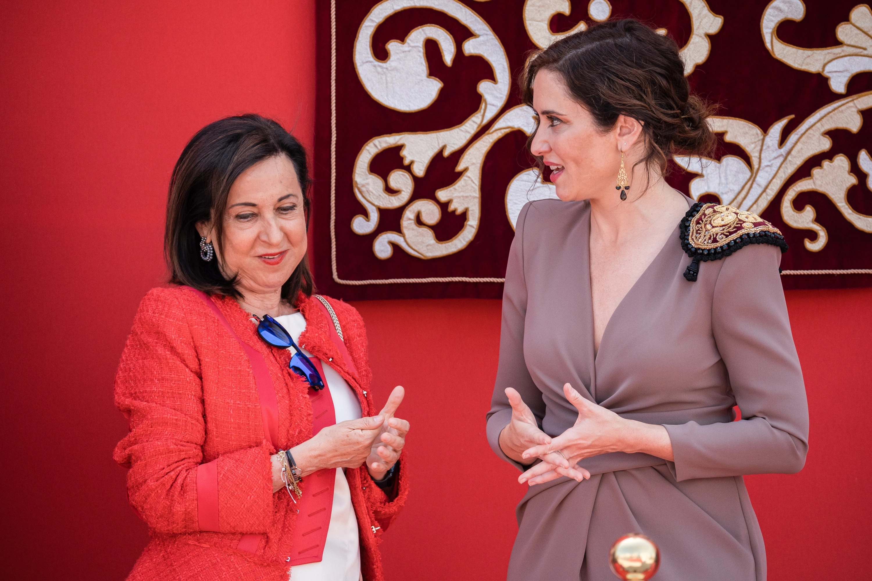 La ministra de Defensa, Margarita Robles, y la presidenta de la Comunidad de Madrid, Isabel Díaz Ayuso, durante el Dos de Mayo de 2023.