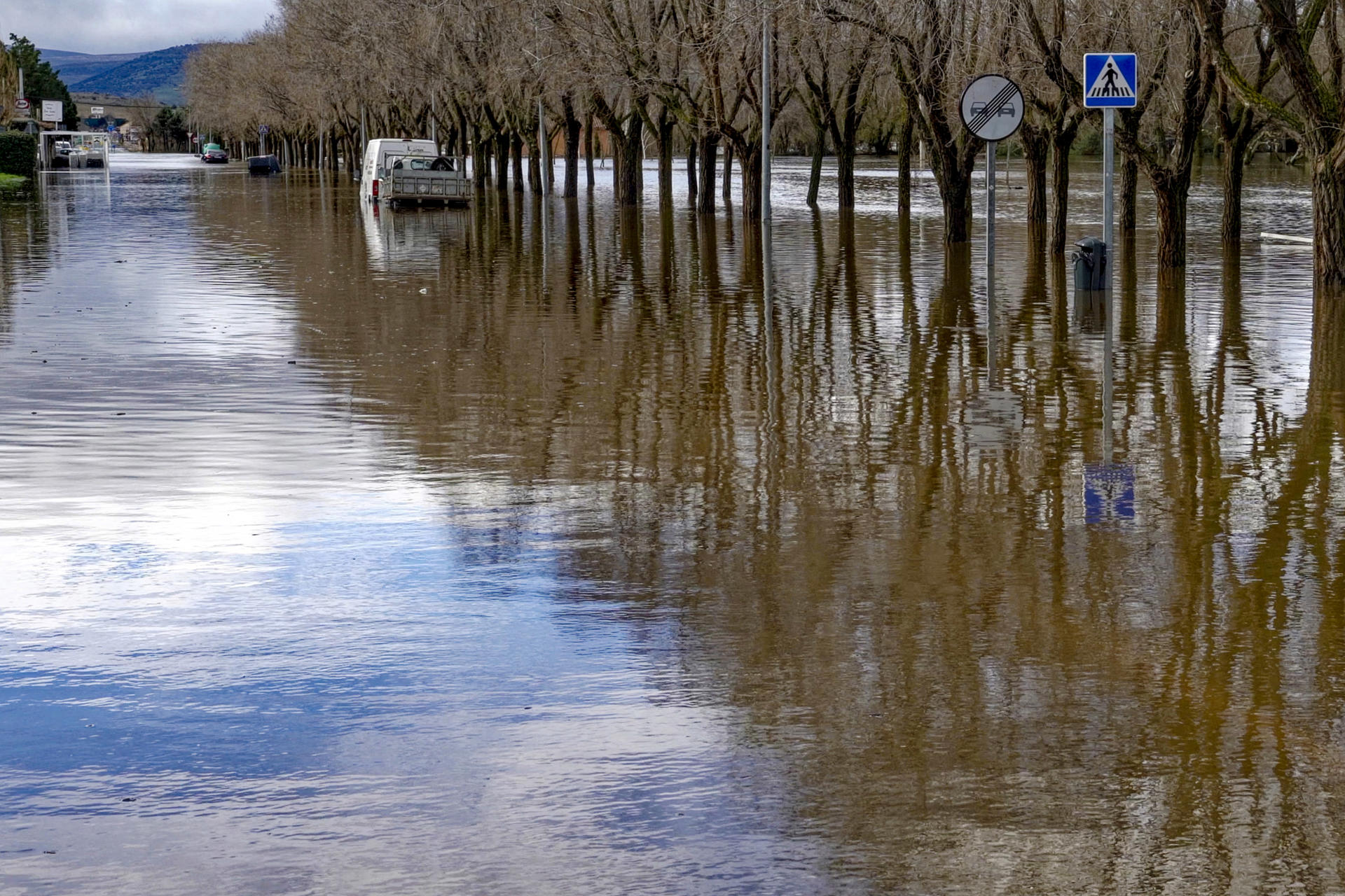 Vista de la Av-900 Corta por la crecida de los ríos adaja y chico Este Viernes en ávila.