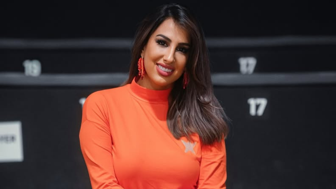 Nuimi Salazar indossa Agatha Ruiz de la Brada.