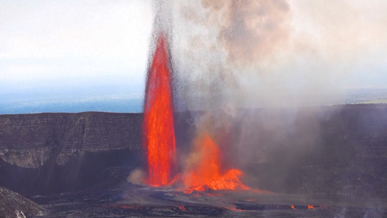 El volcán hawaiano Kilauea vuelve a entrar en erupción con fuentes de lava de hasta 300 m.