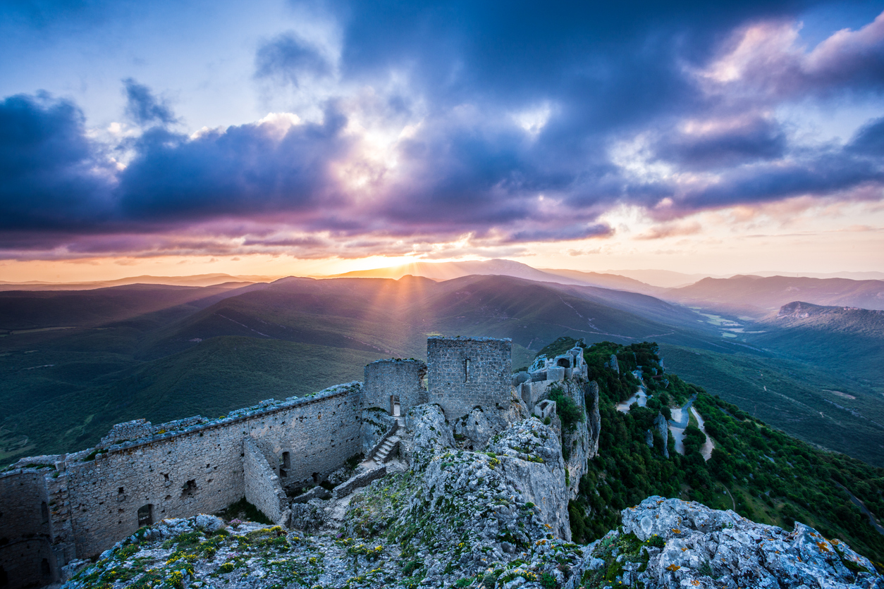 Amanecer sobre las ruinas del castillo de Peyrepertuse.