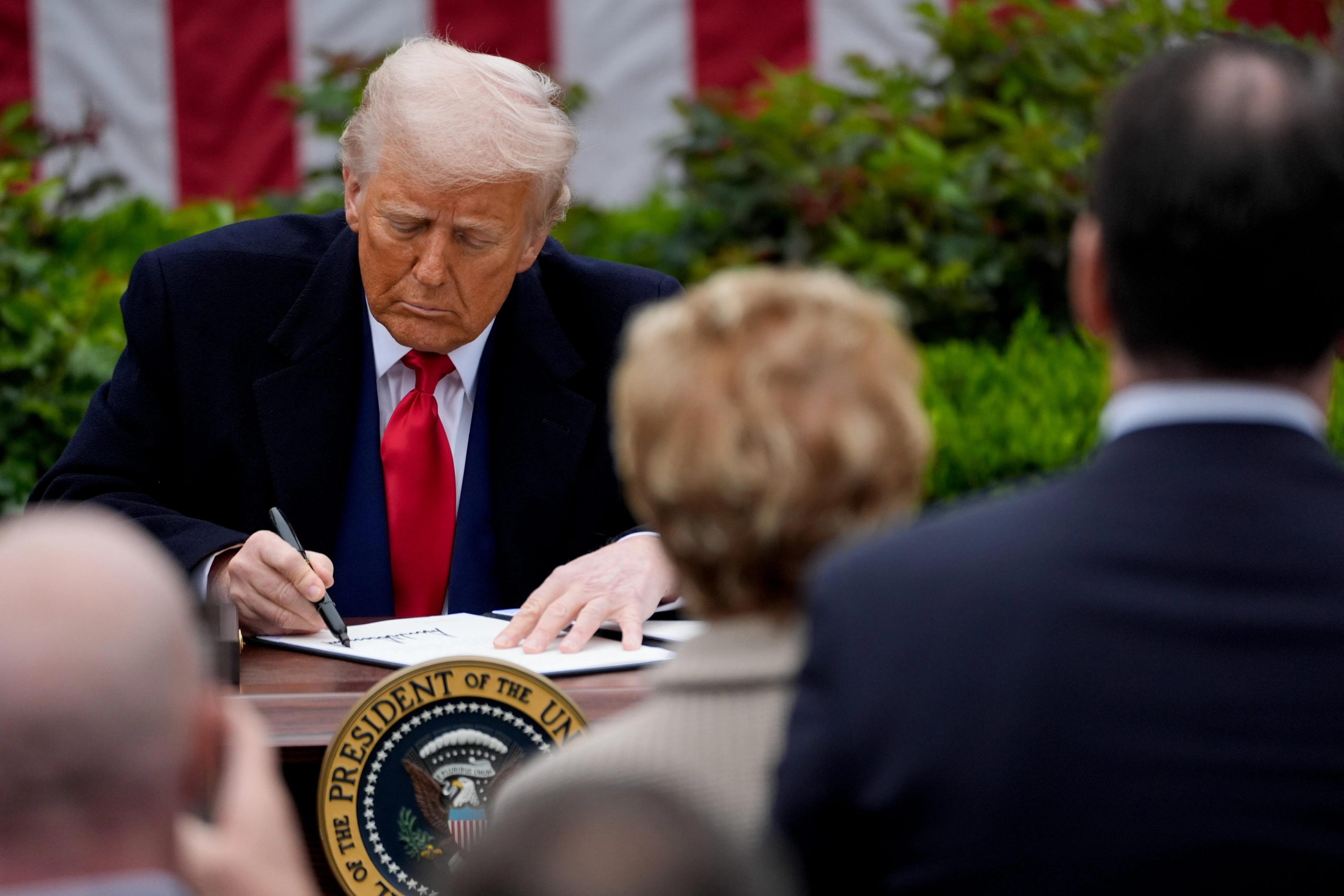 El presidente de EEUU, Donald Trump, firma los aranceles aprobados.