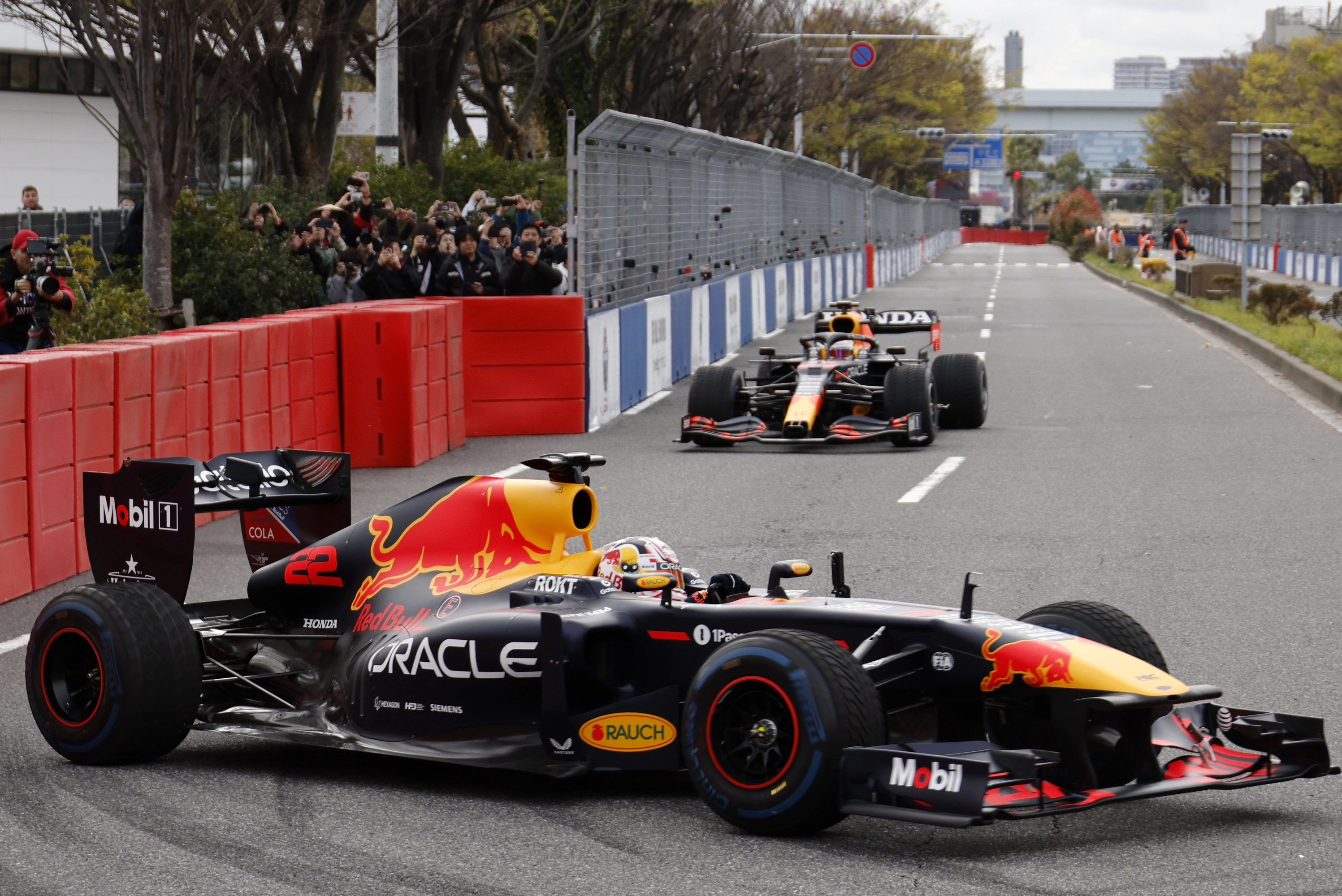 Yuki Tsunoda y Max Verstappen en una exhibición de Red Bull en Japón