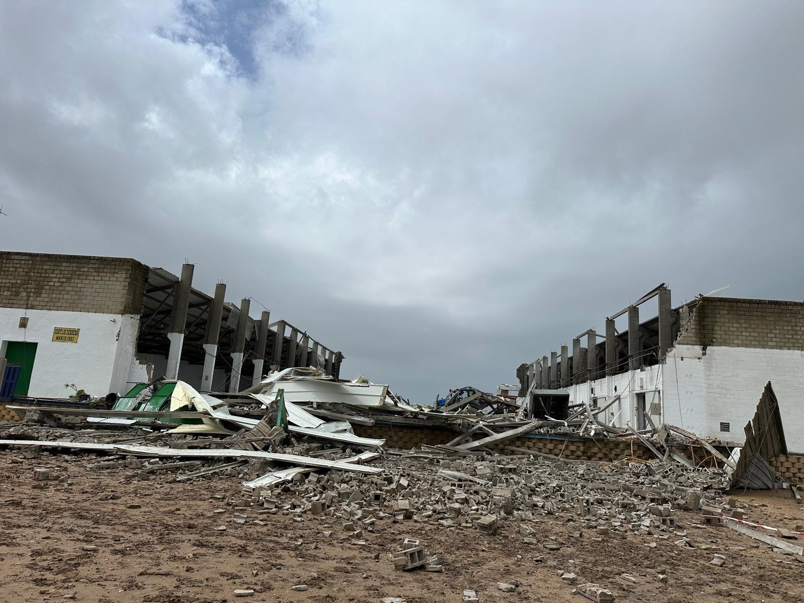 Estado en el que ha quedado la nave de Coria del Río derrumbada este viernes. REMITIDA / HANDOUT por DIPUTACIÓN DE SEVILLA Fotografía remitida a medios de comunicación exclusivamente para ilustrar la noticia a la que hace referencia la imagen, y citando la procedencia de la imagen en la firma 04/4/2025