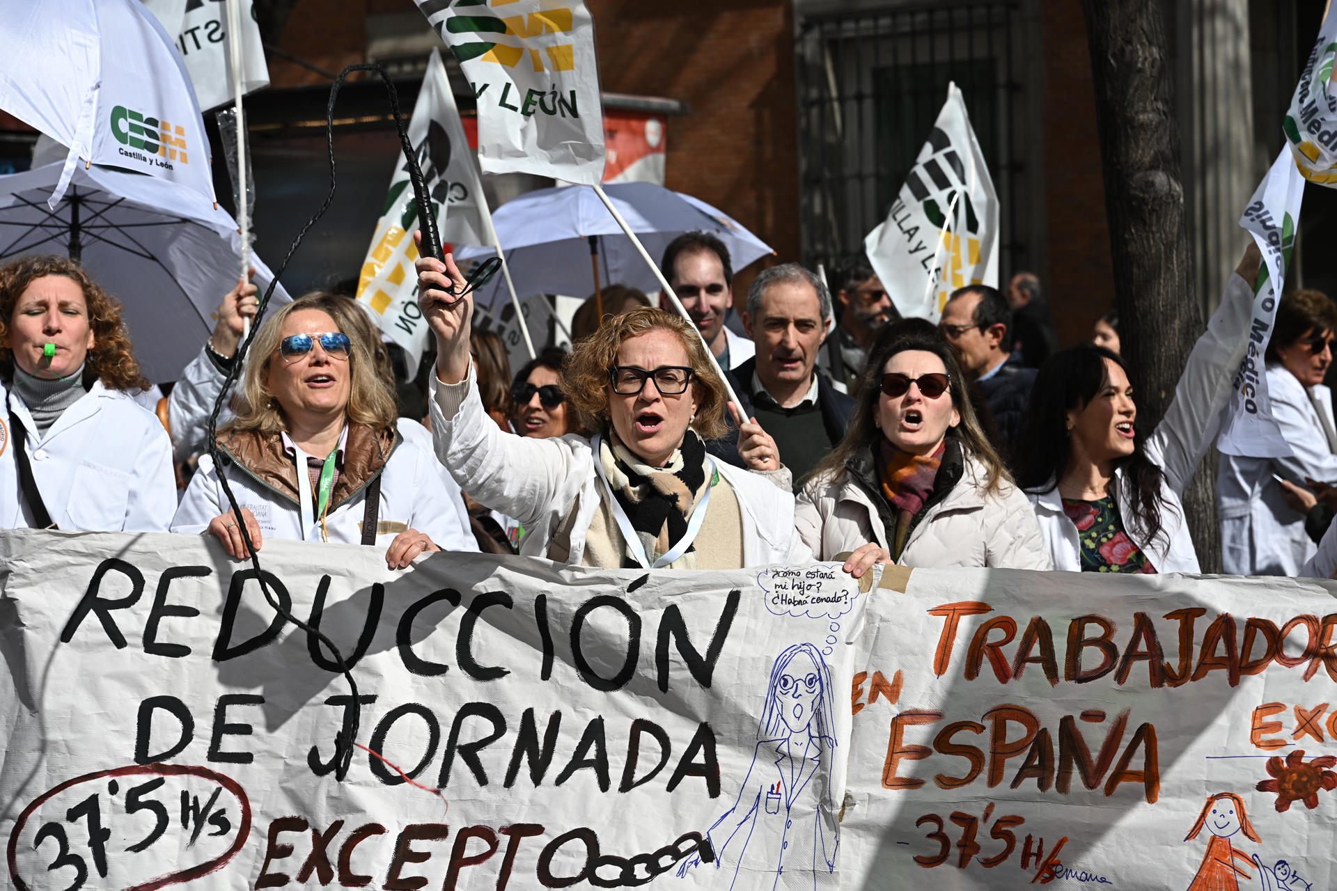 Médicos de toda España protestan en Madrid contra la reforma de su estatuto.