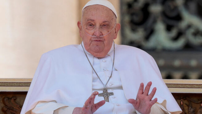 El papa Francisco reaparece en público en la Plaza de San Pedro del Vaticano.