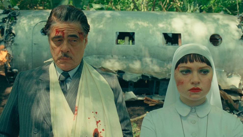 Benicio del Toro and Mia Threapleton in 'The Phoenician plot'