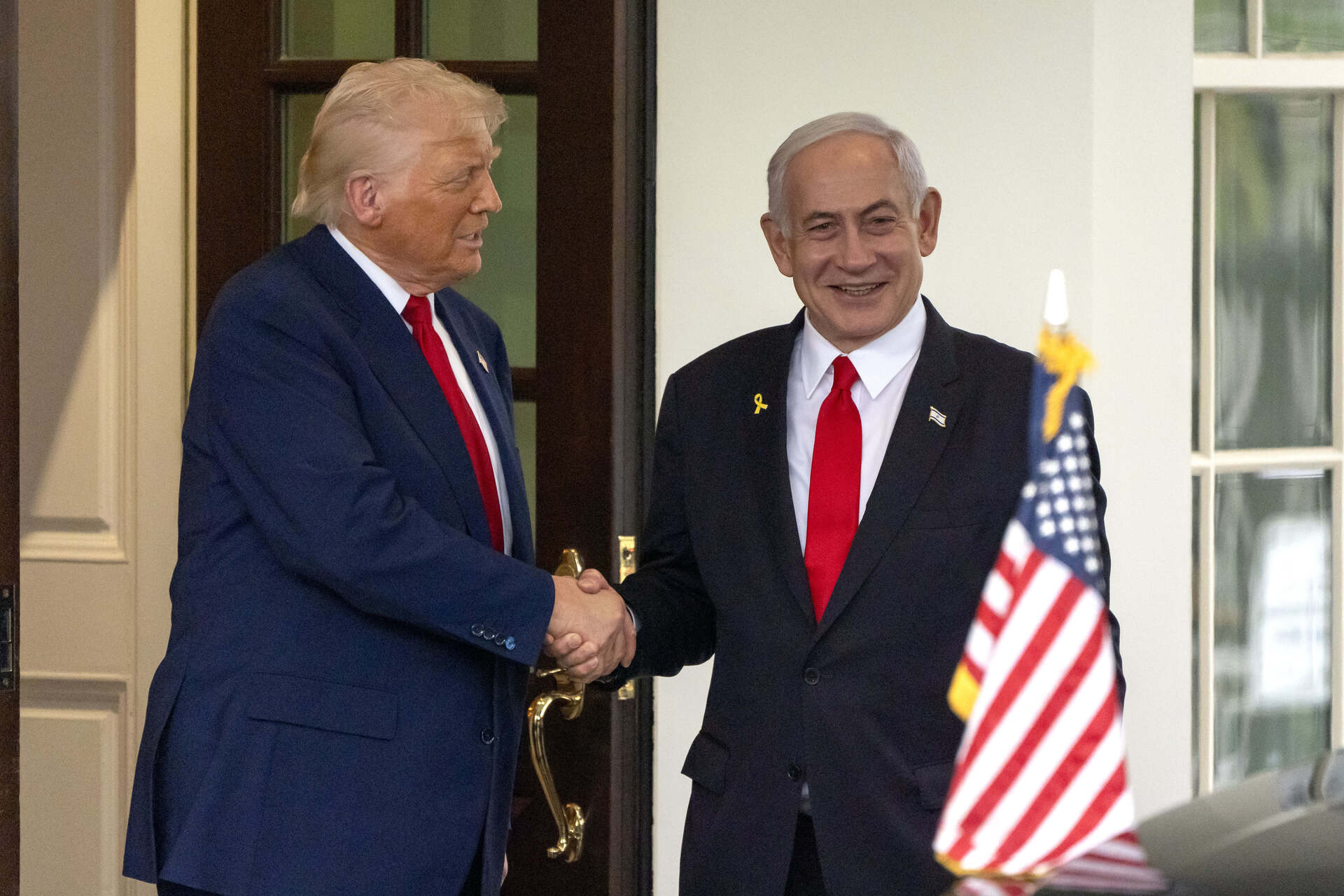 President Donald Trump, left, shakes hands with Israel's Prime Minister Benjamin Netanyahu as he leaves the West Wing of the White House, Monday, April 7, 2025, in Washington. (AP Photo/Mark Schiefelbein) Associated Press/LaPresse