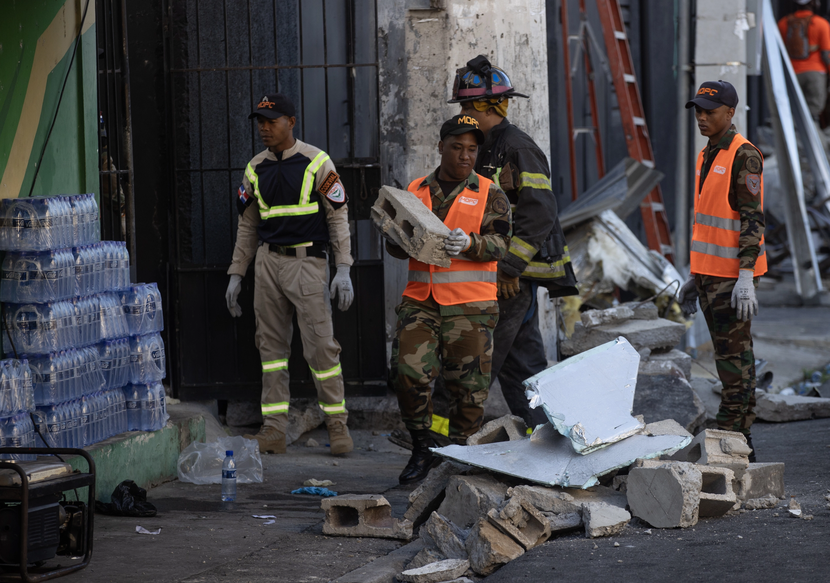 Trabajadores realizan tareas de rescate en la discoteca Jet Set de República Dominicana.