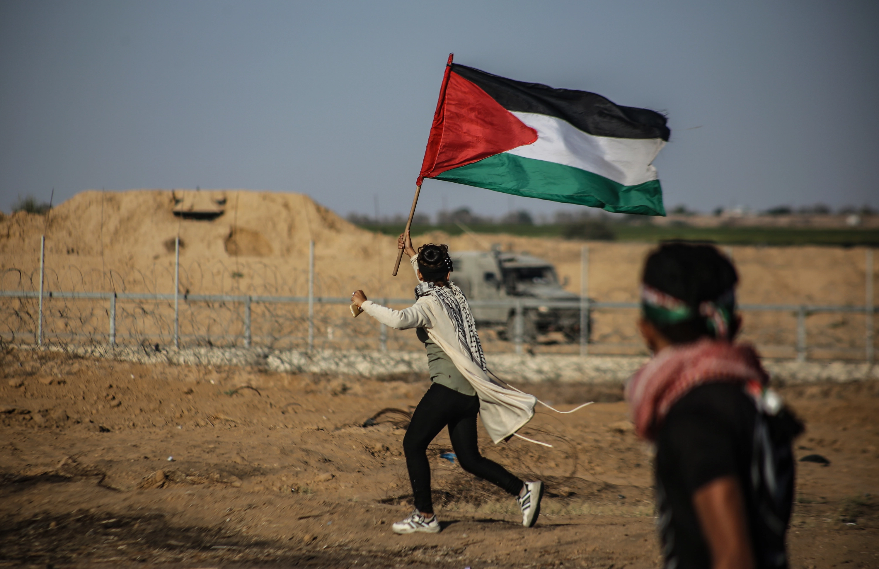 Protestante palestino ondea la bandera palestina