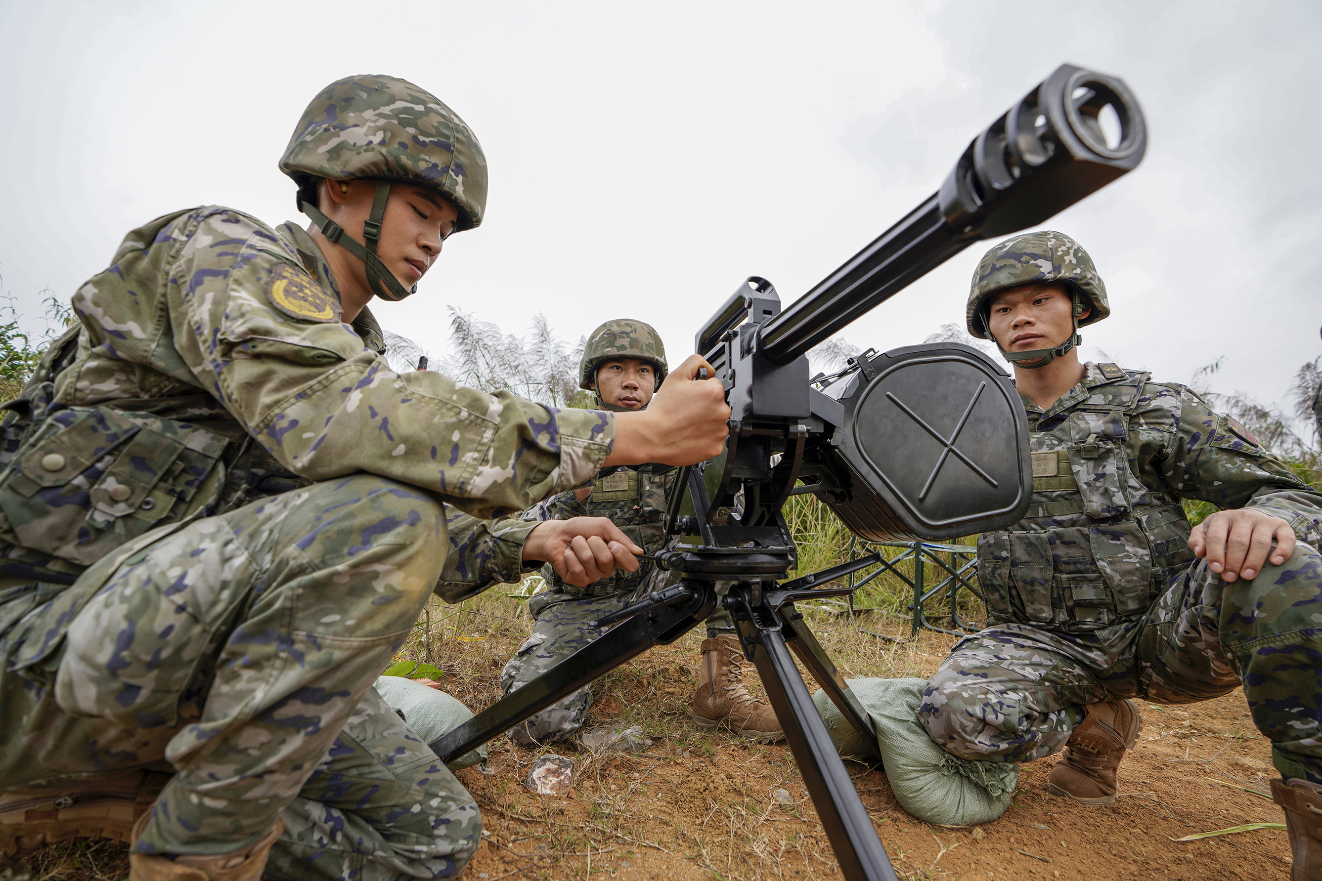 Un soldado chino durante un simulacro de tiro real en Guizhou, China.