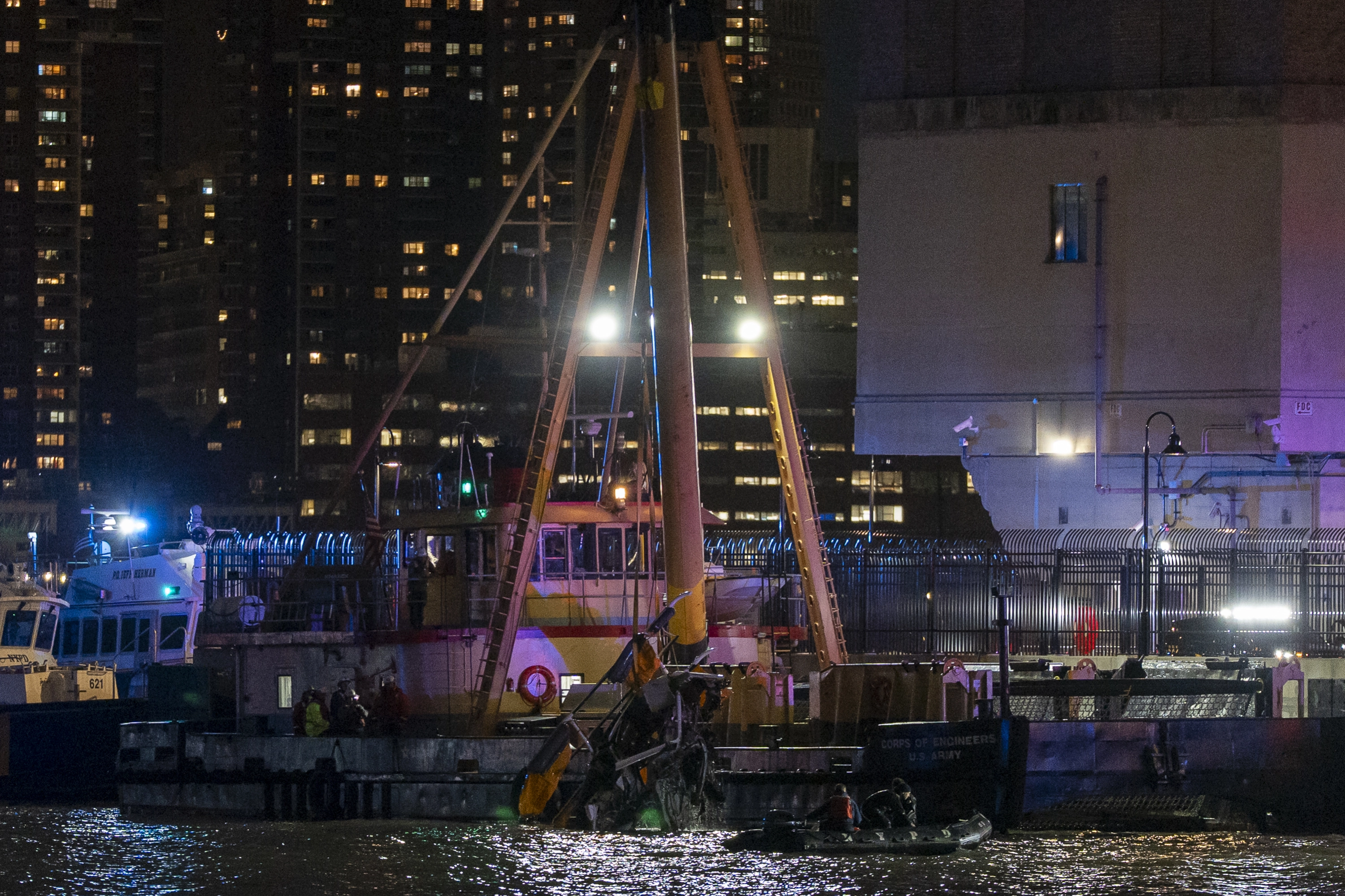 Continúa la investigación del accidente del helicóptero en Nueva York: el piloto acumulaba 788 horas de vuelo.