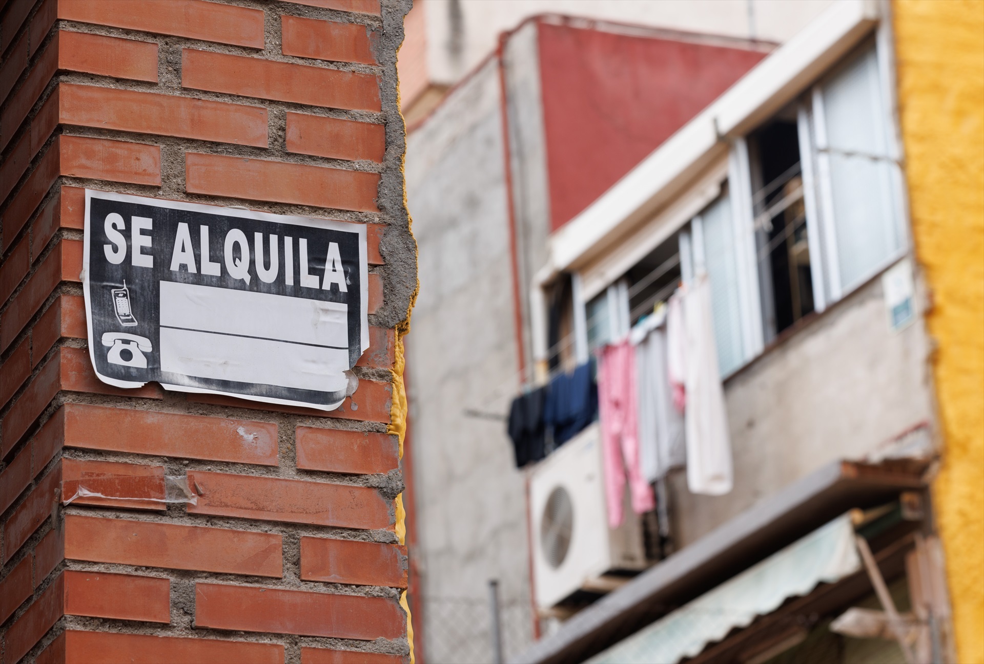 Un cartel de 'Se Alquila' en Madrid (España).