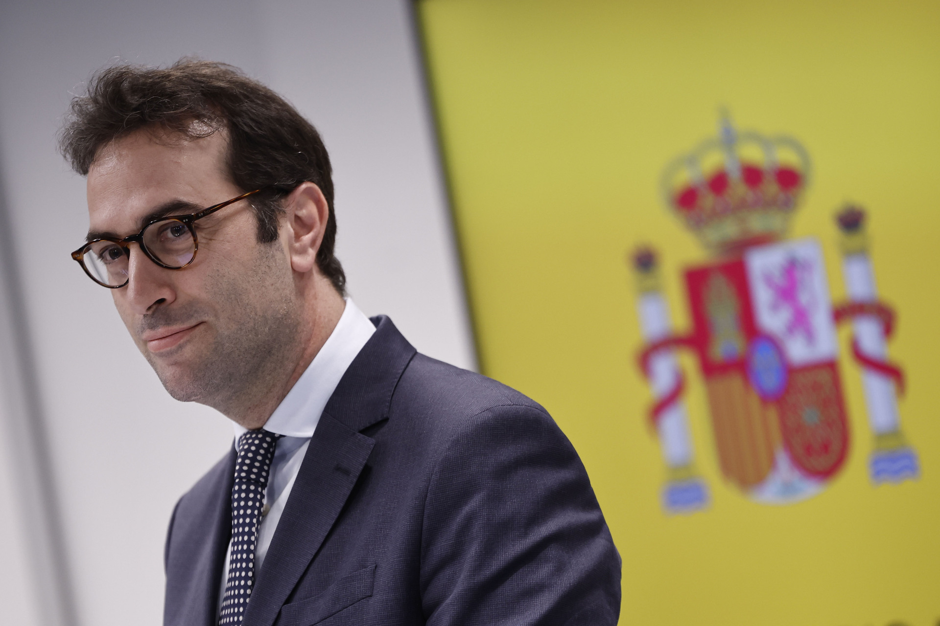 MADRID, 10/04/2025.- El ministro de Economía, Comercio y Empresa, Carlos Cuerpo, durante la rueda de prensa posterior a la reunión que ha mantenido este jueves con las comunidades autónomas en el Consejo Interterritorial de Internacionalización con el fin de analizar la respuesta de España para mitigar el impacto de la guerra arancelaria. EFE/ Sergio Perez