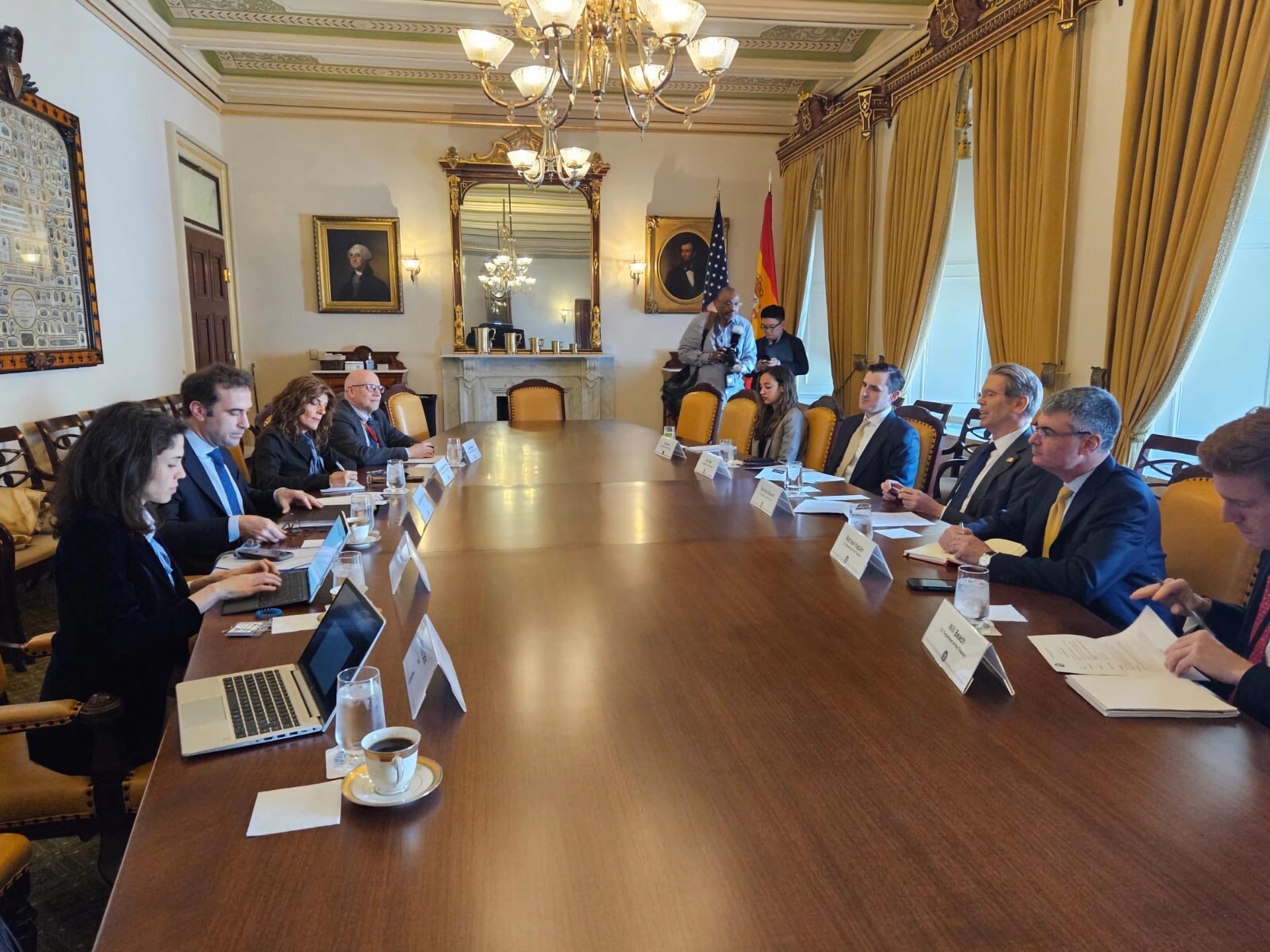 Fotografía cedida por el equipo de comunicación del ministro español de Economía, Comercio y Empresa de España, Carlos Cuerpo (2i), donde aparece junto a su delegación durante una reunión con el secretario del Tesoro de EE.UU., Scott Bessent (3d), este martes en la sede de la secretaría en Washington (Estados Unidos). Carlos Cuerpo aseguró ante Scott Bessent que España cumplirá con el compromiso ante la OTAN de invertir al menos un 2 % de su PIB al gasto en defensa, pero también abogó por ampliar el concepto de seguridad. EFE/Comunicación Ministerio Economía España /SOLO USO EDITORIAL /NO VENTAS /SOLO DISPONIBLE PARA ILUSTRAR LA NOTICIA QUE ACOMPAÑA /CRÉDITO OBLIGATORIO
