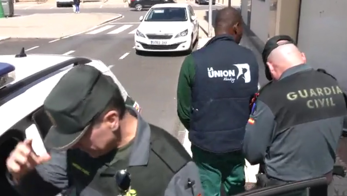 El falso médico en el momento de su detención por la Guardia Civil.