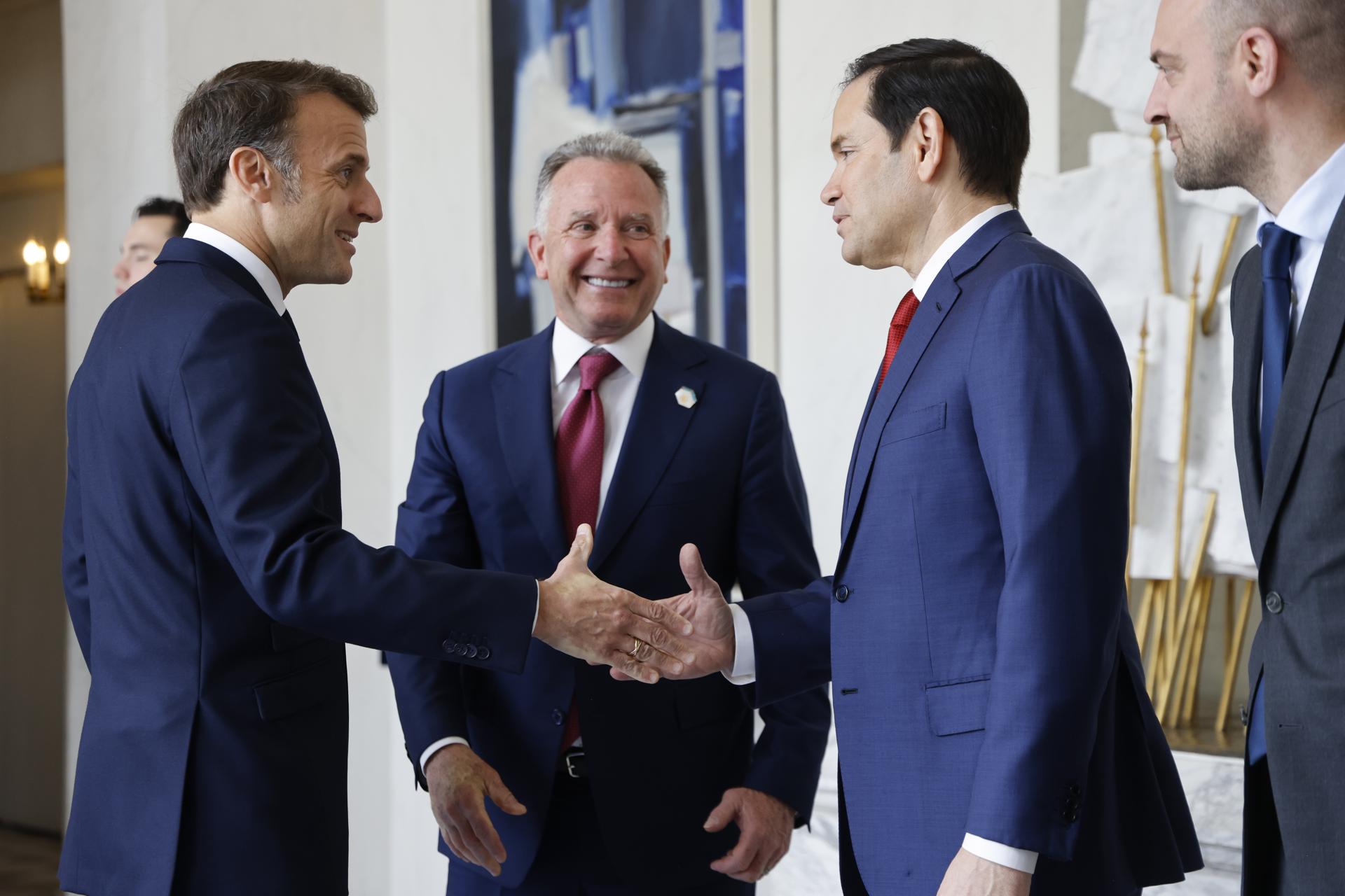 PARIS (France), 17/04/2025.- France's President Emmanuel Macron (L) shakes hands with US Secretary of State Marco Rubio (2R) next to US Special Envoy Steve Witkoff (C) and France's Minister for Europe and Foreign Affairs Jean-Noel Barrot before a meeting at the Elysee presidential palace in Paris, France, 17 April 2025. US Secretary of State was in Paris today to meet French President about crafting a Ukraine ceasefire, as Washington and Europe seek common ground on ending the fighting. Top Ukrainian officials were also in the French capital to meet EU and US delegations. (Francia, Ucrania) EFE/EPA/LUDOVIC MARIN / POOL MAXPPP OUT
