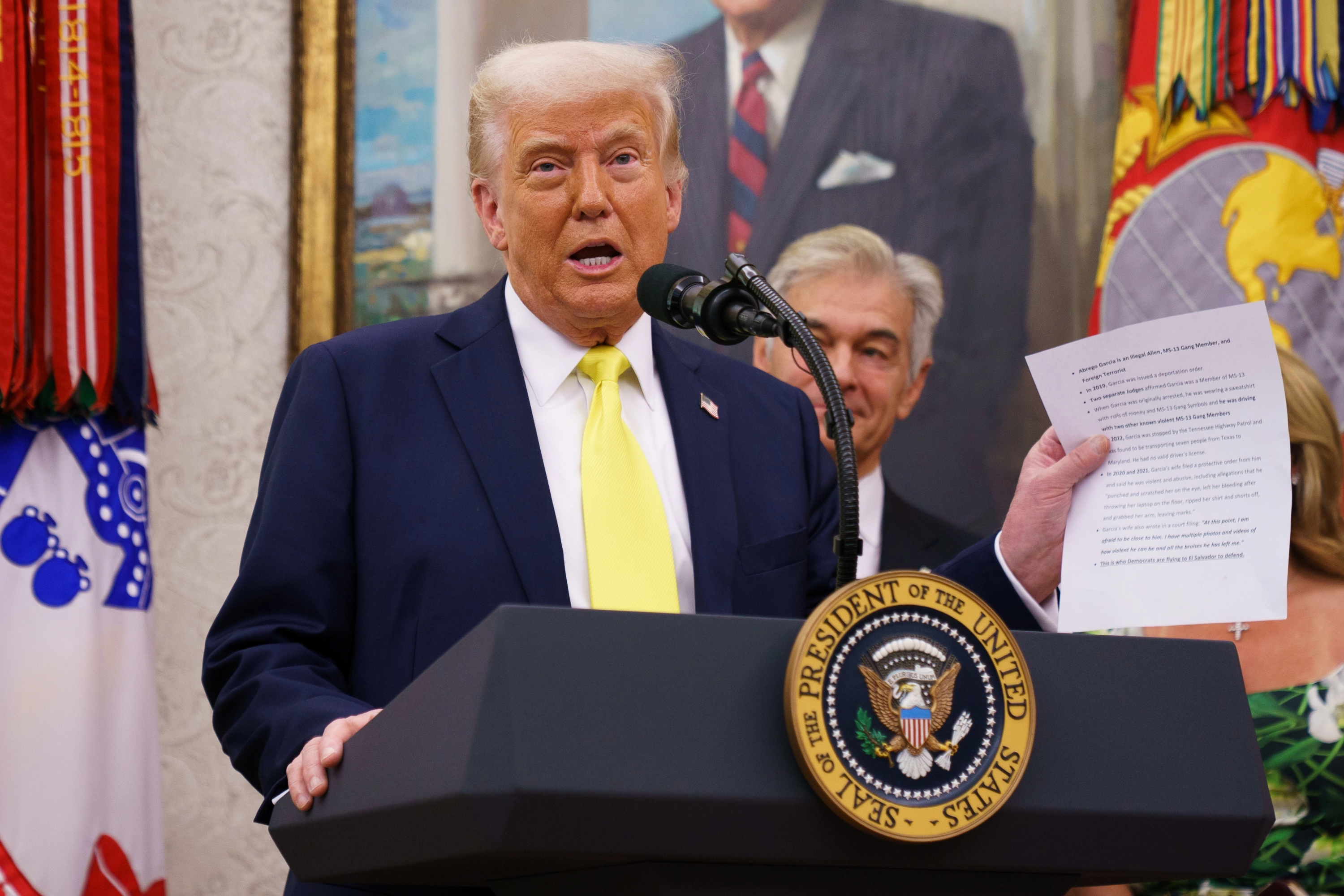 El Supremo ordena a Trump que suspenda por ahora las expulsiones de migrantes y este insiste: "Mi trabajo es sacarlos de aquí".