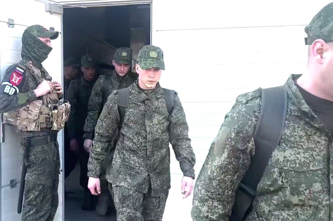 Militares rusos liberados tras un acuerdo de intercambio de prisioneros de guerra REMITIDA / HANDOUT por MINISTERIO DE DEFENSA RUSO Fotografía remitida a medios de comunicación exclusivamente para ilustrar la noticia a la que hace referencia la imagen, y citando la procedencia de la imagen en la firma 19/4/2025