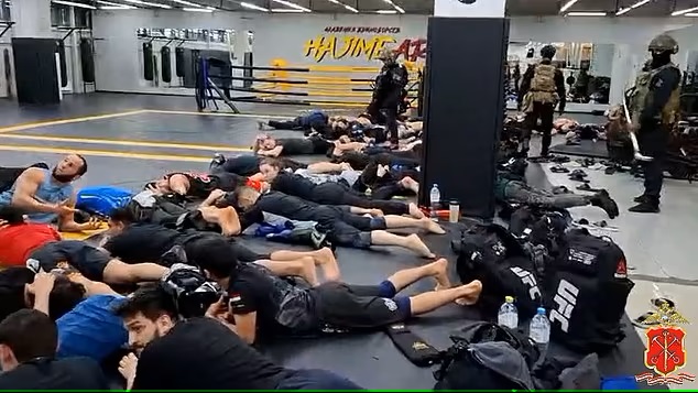 La policía rusa irrumpe en un gimnasio de Moscú para obligar a sus miembros a alistarse a la guerra en Ucrania.