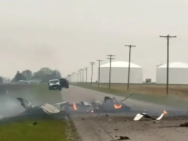 Cuatro muertos en un accidente de avioneta en EEUU: el aparato chocó contra unas líneas eléctricas.
