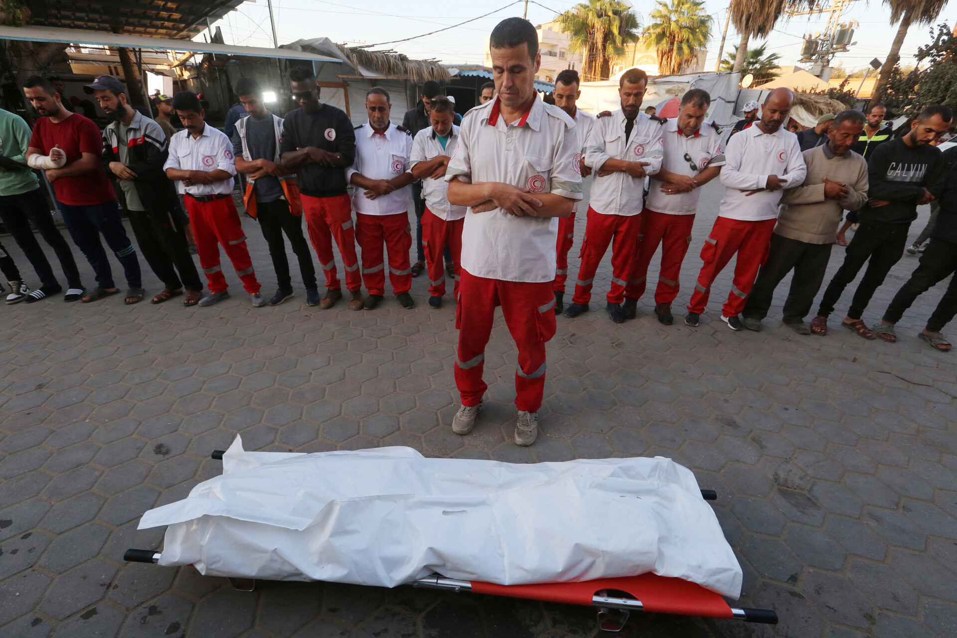 30/10/2024 October 30, 2024, Al-Maghazi, Gaza Strip, Palestinian Territory: Members of the Palestinian Red Crescent ambulance perform the funeral prayer for the mother of their colleague, the martyr Samira Al-Bardini, during her funeral at Al-Aqsa Martyrs Hospital in Deir Al-Balah, central Gaza Strip, on October 30, 2024 POLITICA Europa Press/Contacto/Omar Ashtawy Apaimages