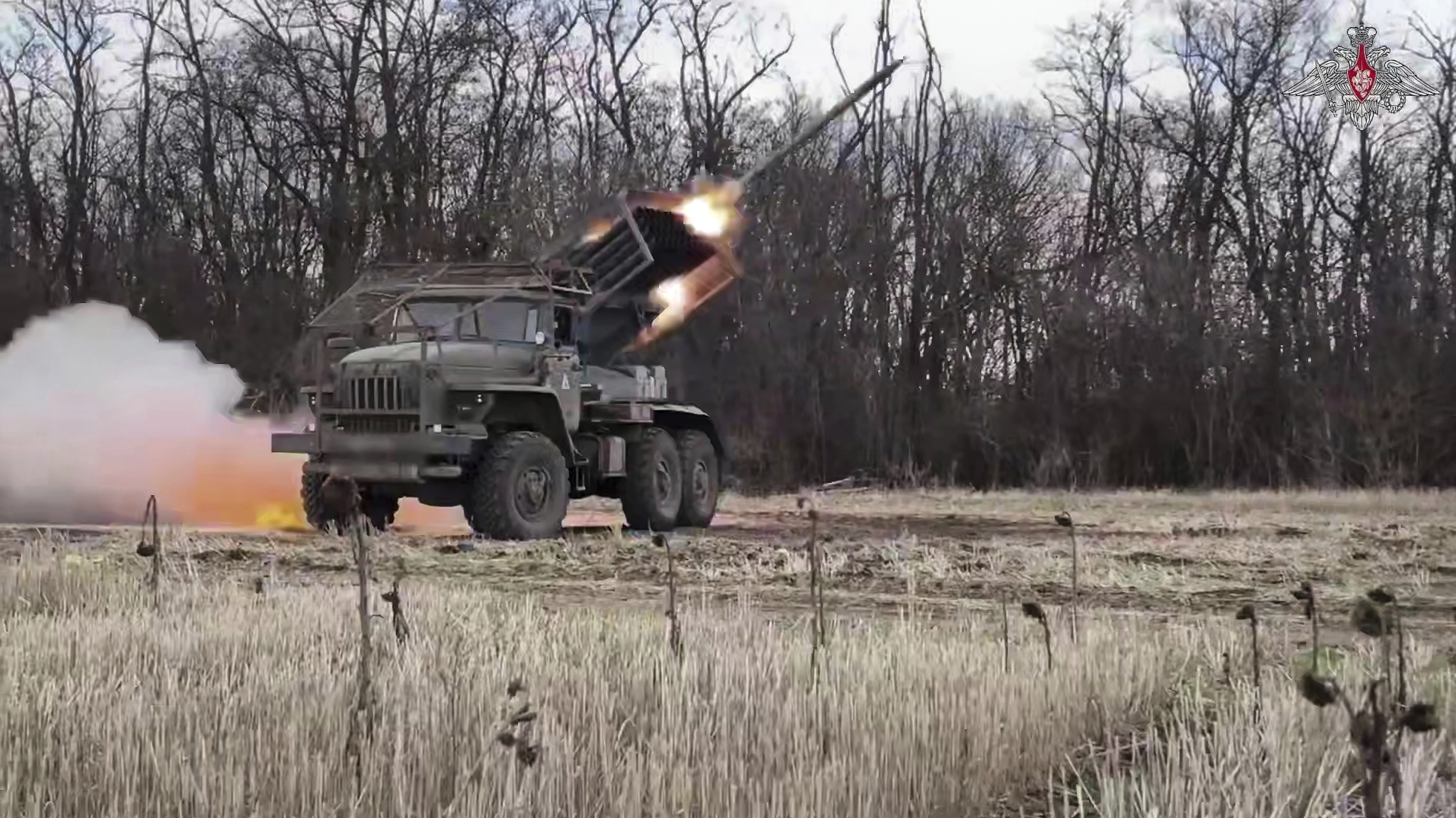 Un lanzacohetes múltiple autopropulsado ruso BM-21 'Grad' de 122 mm dispara hacia posiciones ucranianas, un día antes de la tregua de Pascua anunciada por Putin.