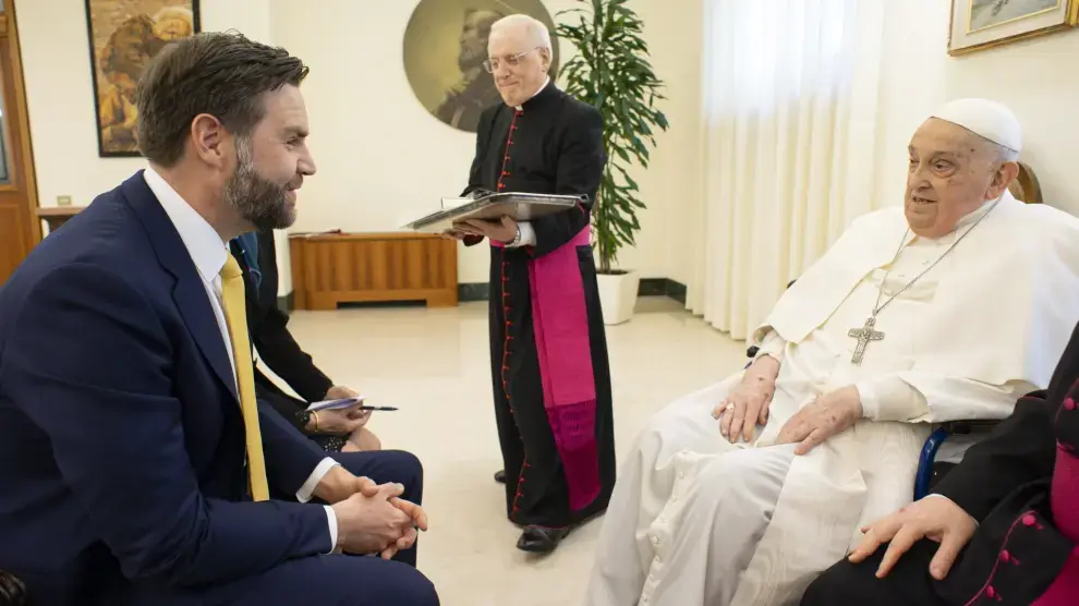 El papa Francisco recibió brevemente al vicepresidente estadounidense JD Vance en Roma.