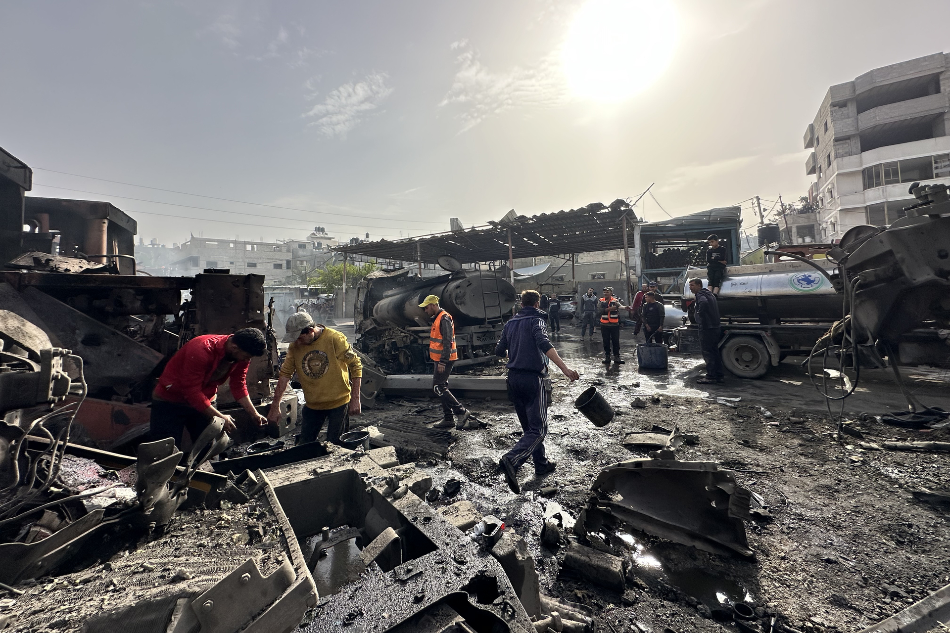 CIUDAD DE GAZA, 22/04/2025.-Vista del garaje municipal Al Nazla en Yabalia (Gaza), atacado esta madrugada por Israel. Al menos una veintena de personas han muerto y decenas más fueron heridas en los ataques israelíes contra la Franja de Gaza desde anoche, confirmaron a EFE fuentes médicas del enclave. De los fallecidos, al menos nueve perdieron la vida en un ataque contra una casa en el centro de la localidad de Jan Yunis, en el sur de la Franja. La Defensa Civil gazatí dijo esta madrugada en su canal de Telegram que sus equipos seguían buscando desaparecidos entre los escombros de la casa.EFE/Ahmad Awad