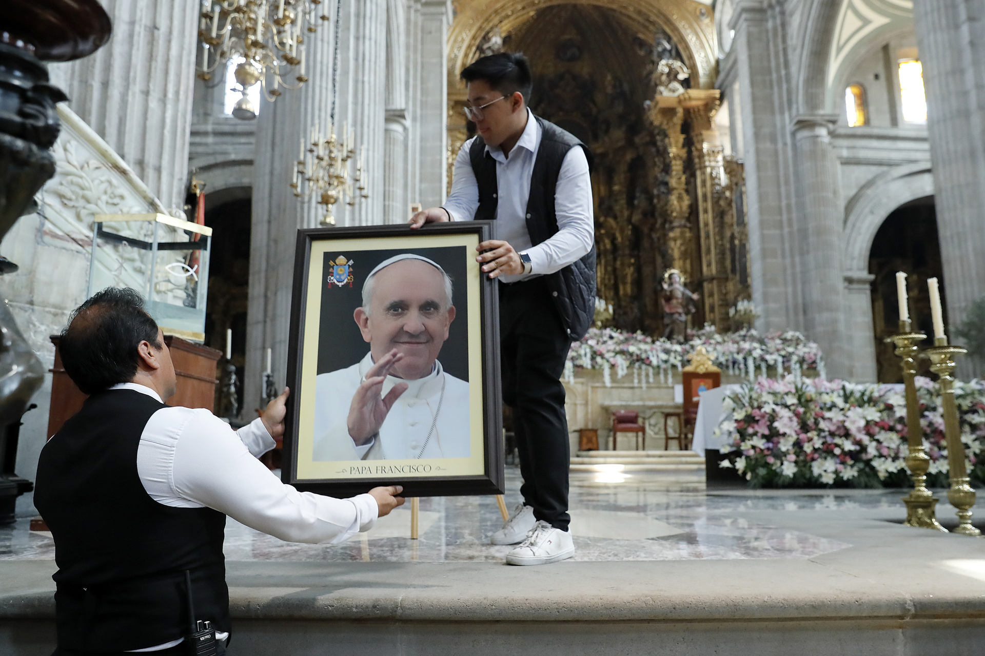 FOTODELDÍA MEX512. CIUDAD DE MÉXICO (MÉXICO), 21/04/2025.- Personas sostienen una fotografía del papa Francisco durante una misa tras la muerte del pontífice este lunes, en la Catedral de la Ciudad de México (México). EFE/ Mario Guzmán