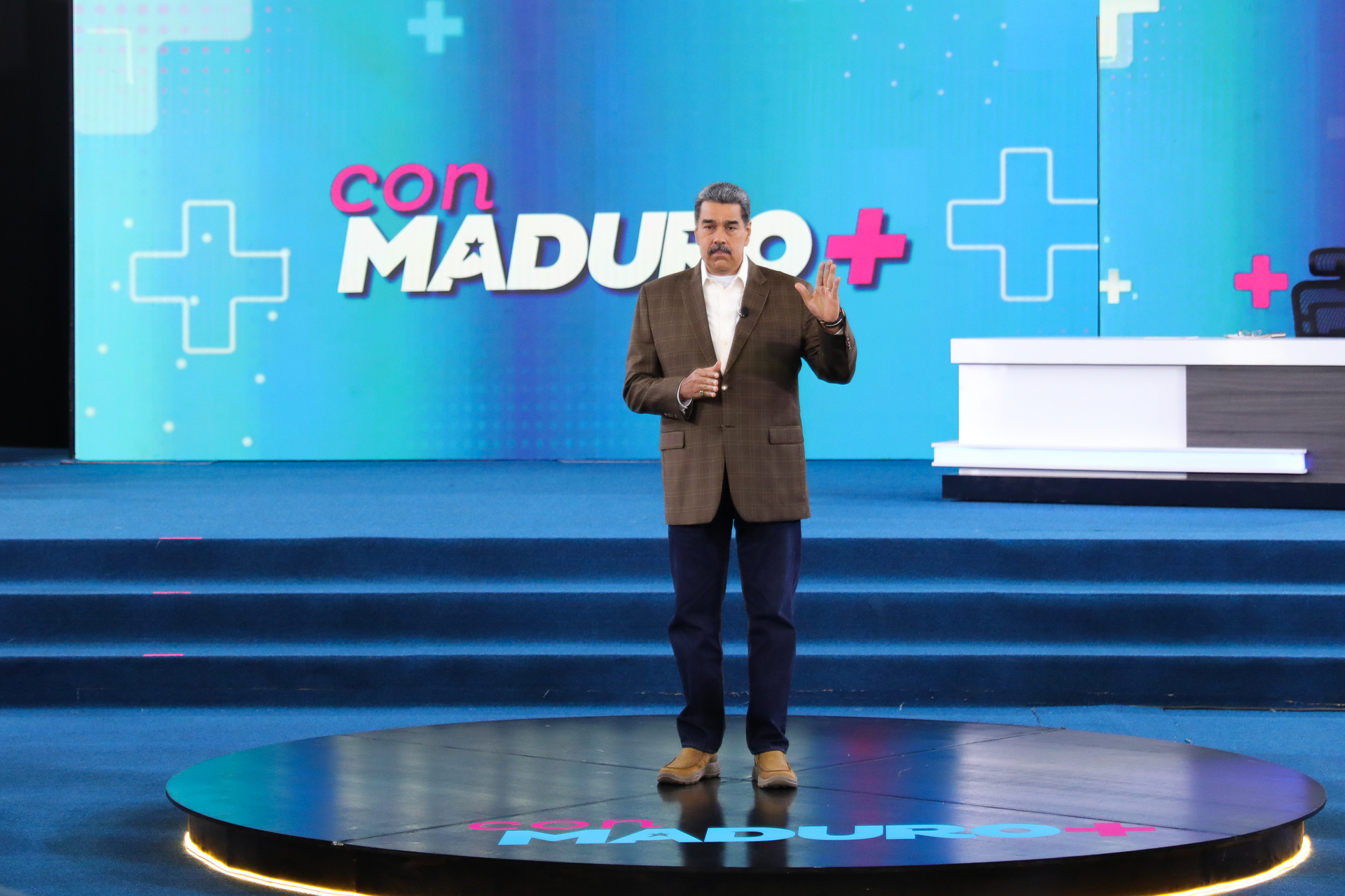 CARACAS (VENEZUELA), 21/04/2025.- Fotografía cedida por Prensa del Palacio de Miraflores donde se observa a Nicolás Maduro en su programa semanal de televisión 'con maduro +' , en Caracas (Venezuela). Nicolás Maduro, quien juró para un tercer mandato tras su cuestionada reelección, exigió este lunes al presidente de El Salvador, Nayib Bukele, que abandone el "camino de la desaparición forzosa", luego de que el mandatario propusiera repatriar a los 252 venezolanos deportados por EE.UU. a cambio de la liberación de los considerados presos políticos en Venezuela. EFE/ Prensa del Palacio de Miraflores/SOLO USO EDITORIAL/NO VENTAS/SOLO DISPONIBLE PARA ILUSTRAR LA NOTICIA QUE ACOMPAÑA/CRÉDITO OBLIGATORIO