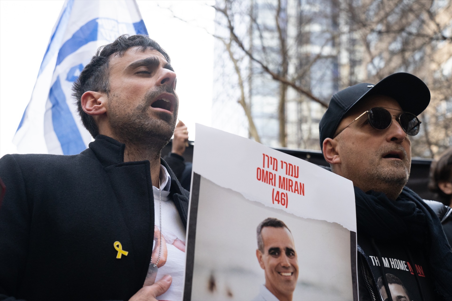 Familiares del rehen Omri Miran sostienen carteles con el rostro del secuestrado durante una manifestación en Nueva York.