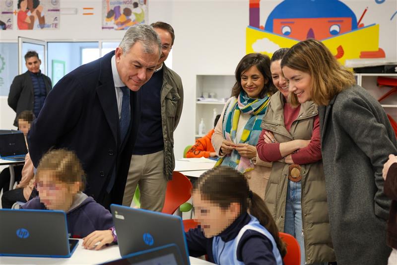 El alcalde, José Luis Sanz, visitando un colegio de la capital hispalense