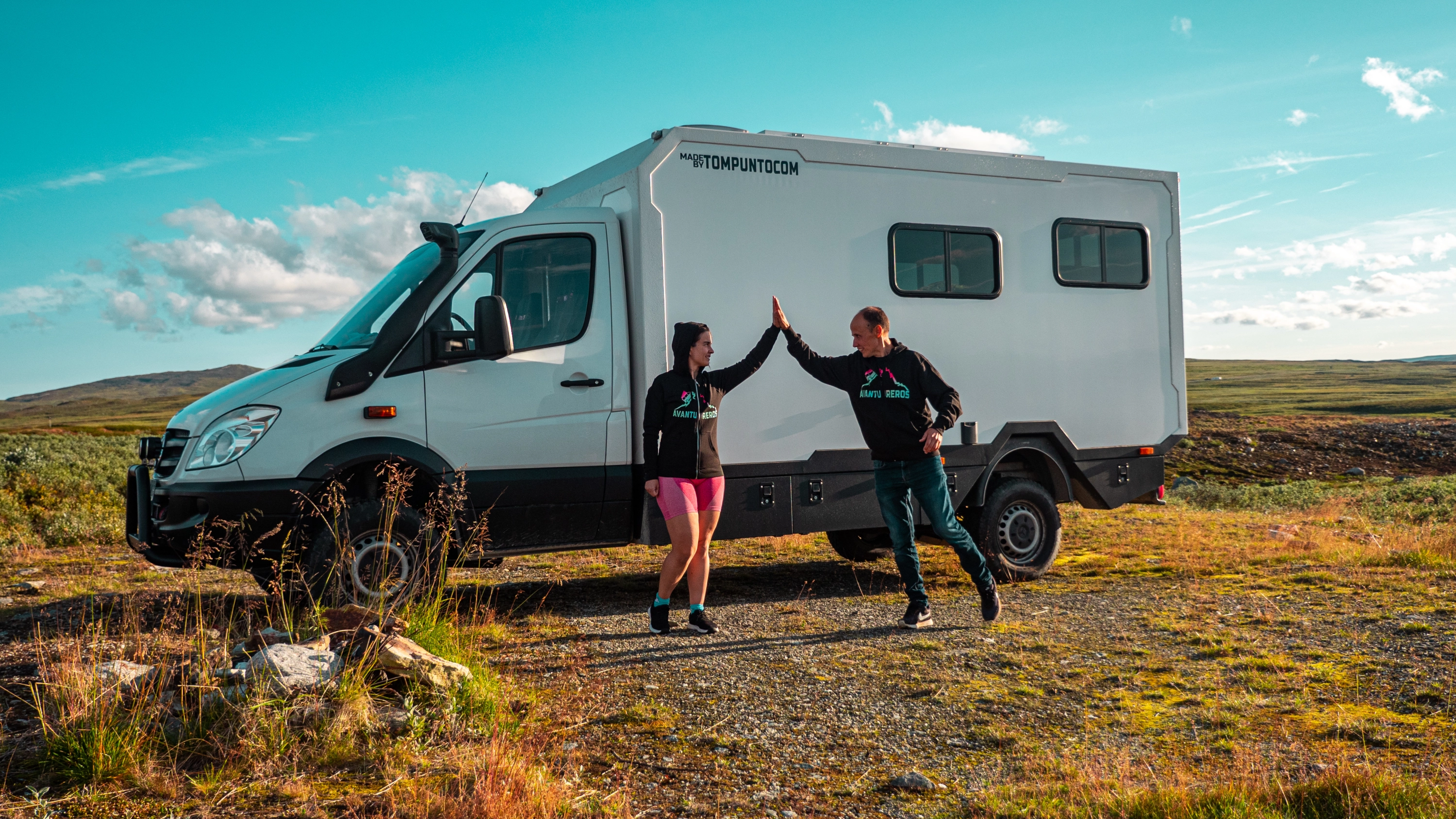 David e Sylvia, com sua van Campper, eles fazem passeios durante o trabalho.