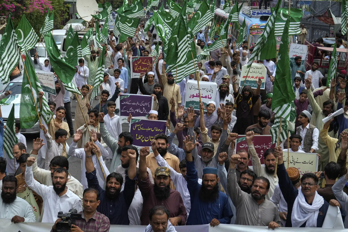 Partidarios del Partido Paquistaní Liga Musulmana Murkazi Corean Eslóganes Durante Una Manifestación Contra la Suspensión del Tratar de Aguas Con Índia, en Lahore, Pakistán.