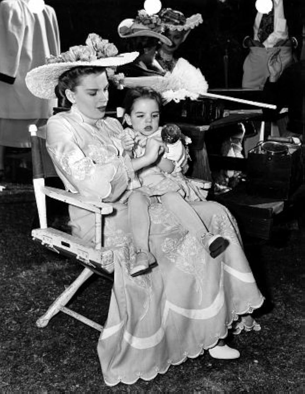 Judy Garland with her daughter, little Liza Minelli in the filming of 'In that old summer'