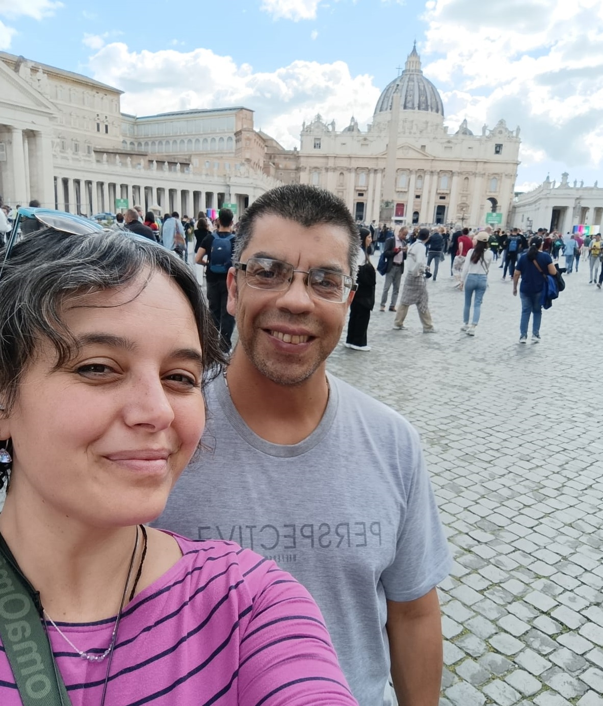 Flavia y Mauro Bergoglio en la plaza de San Pedro para despedir a su tío, el papa Francisco.