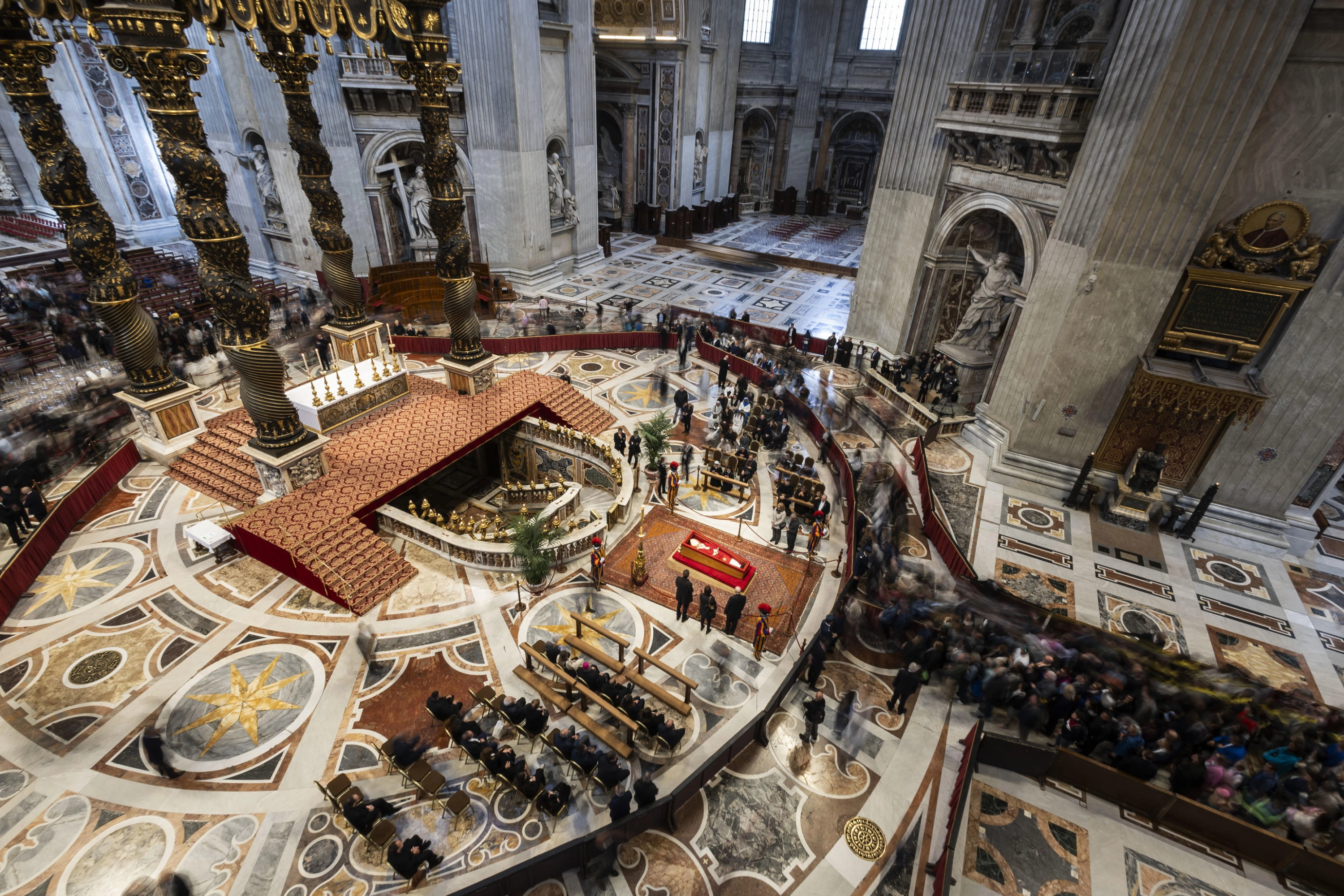 La gente hace fila en la Basílica de San Pedro para rendir homenaje al difunto Papa Francisco.