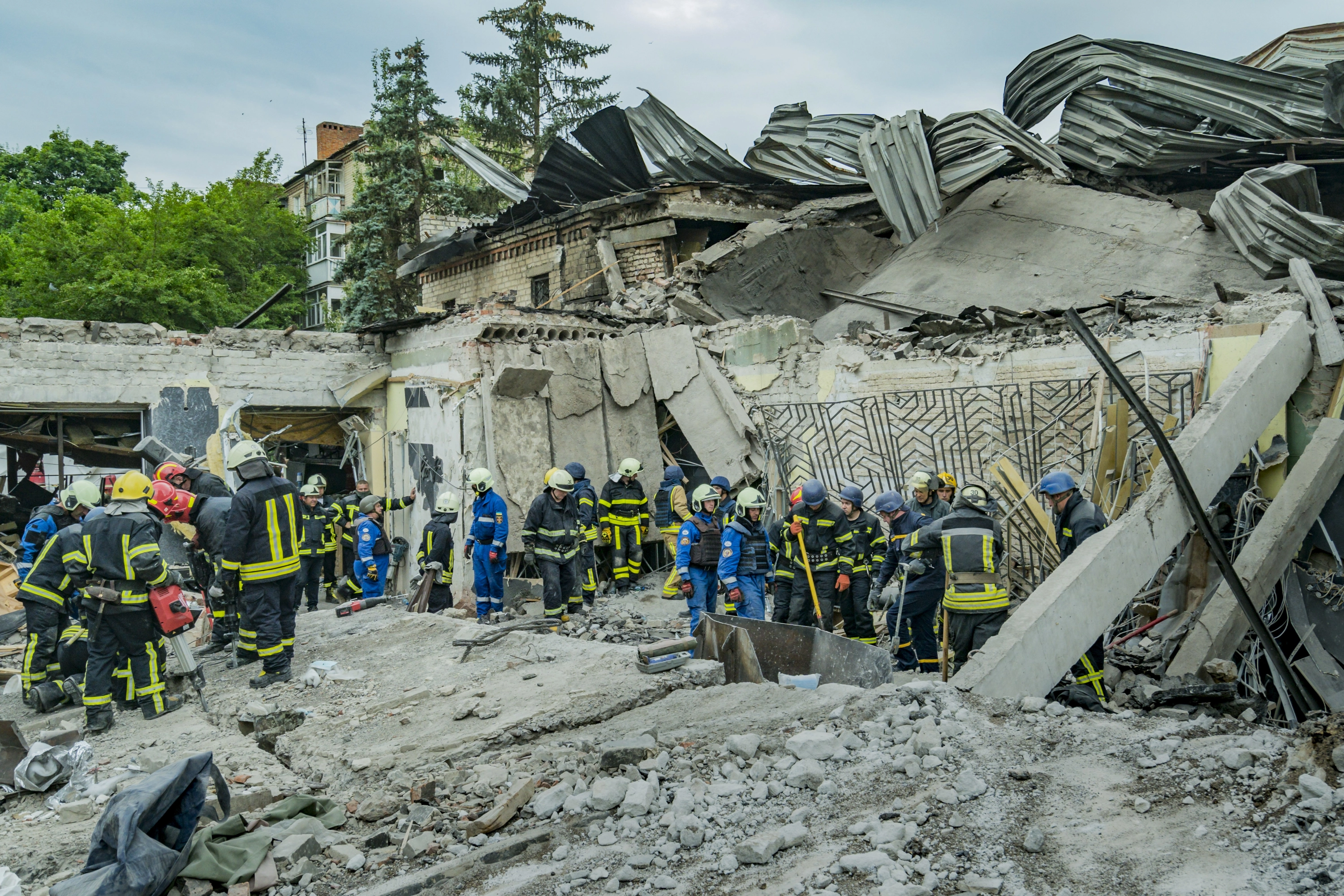 Equipos de rescate entre las ruinas de un edificio en Donetsk.
