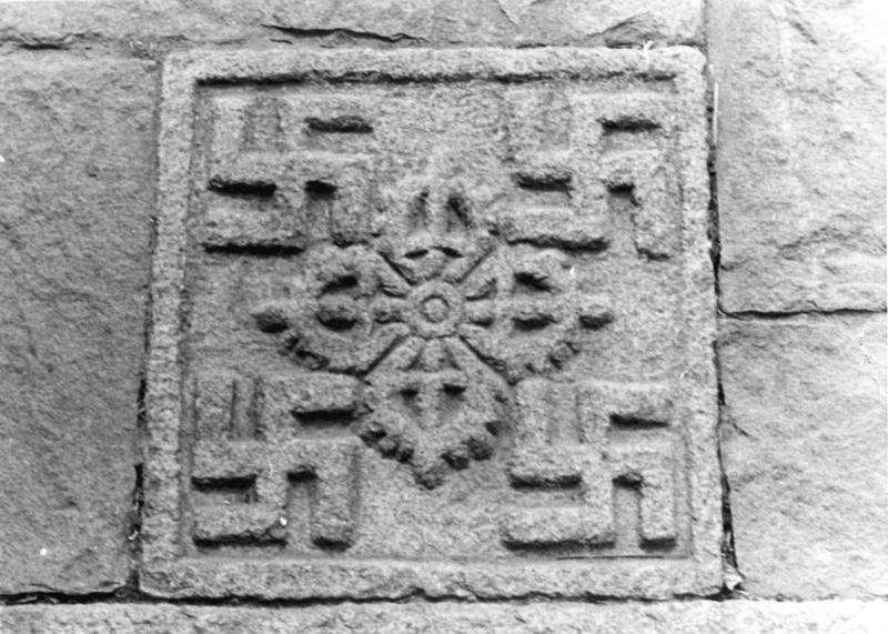Esvásticas sobre un relieve en una fotografía tomada por la expedición nazi de 1938 al Tíbet.