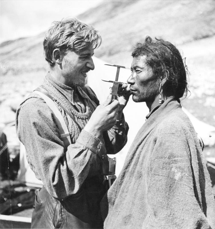 Bruno Beger, tomando medidas a un tibetano en 1938. Cuando la expedición nazi regresó a Berlín había recopilado datos antropométricos de cerca de 400 personas.