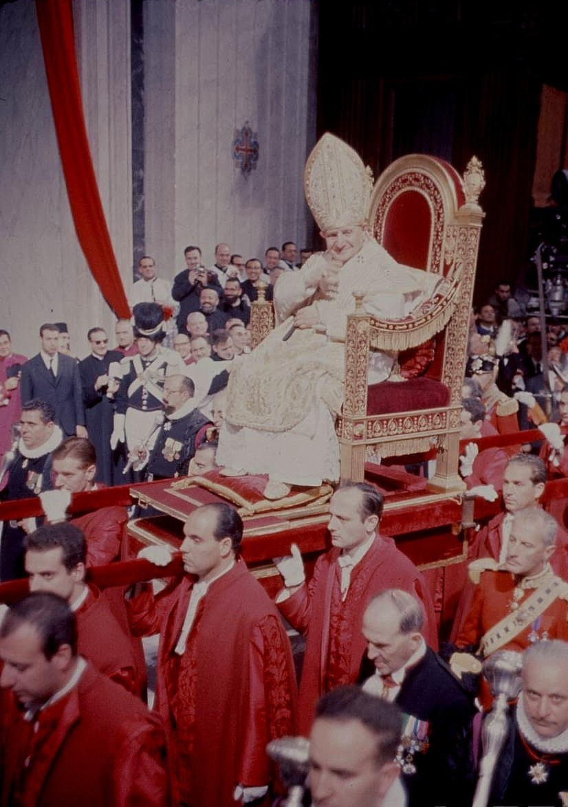 Fotografía de Juan XXIII siendo transportado por sediarios pontificios en la plaza de San Pedro (1962)
