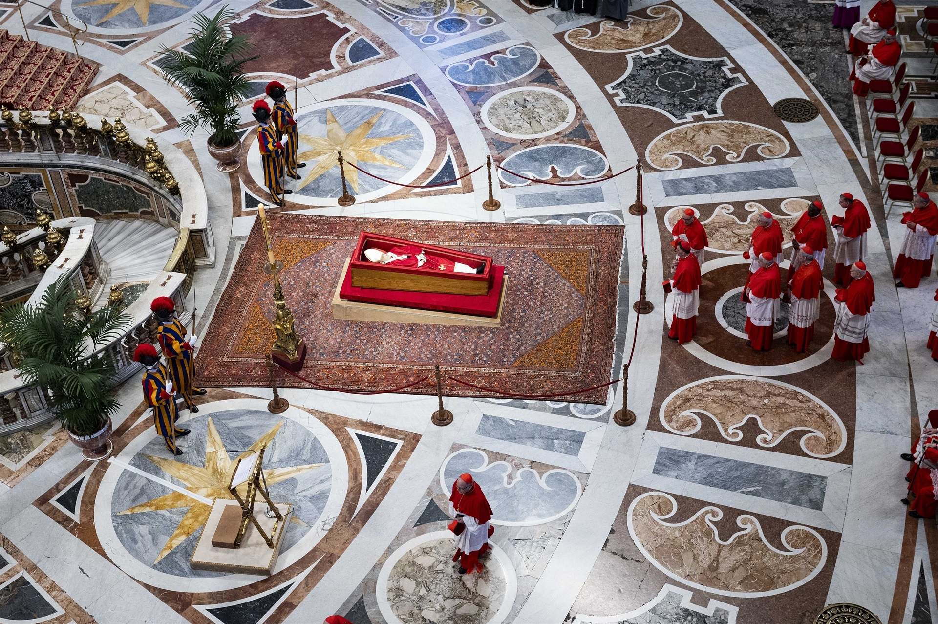 Llegada del féretro del Papa Francisco I a la Basílica de San Pedro.