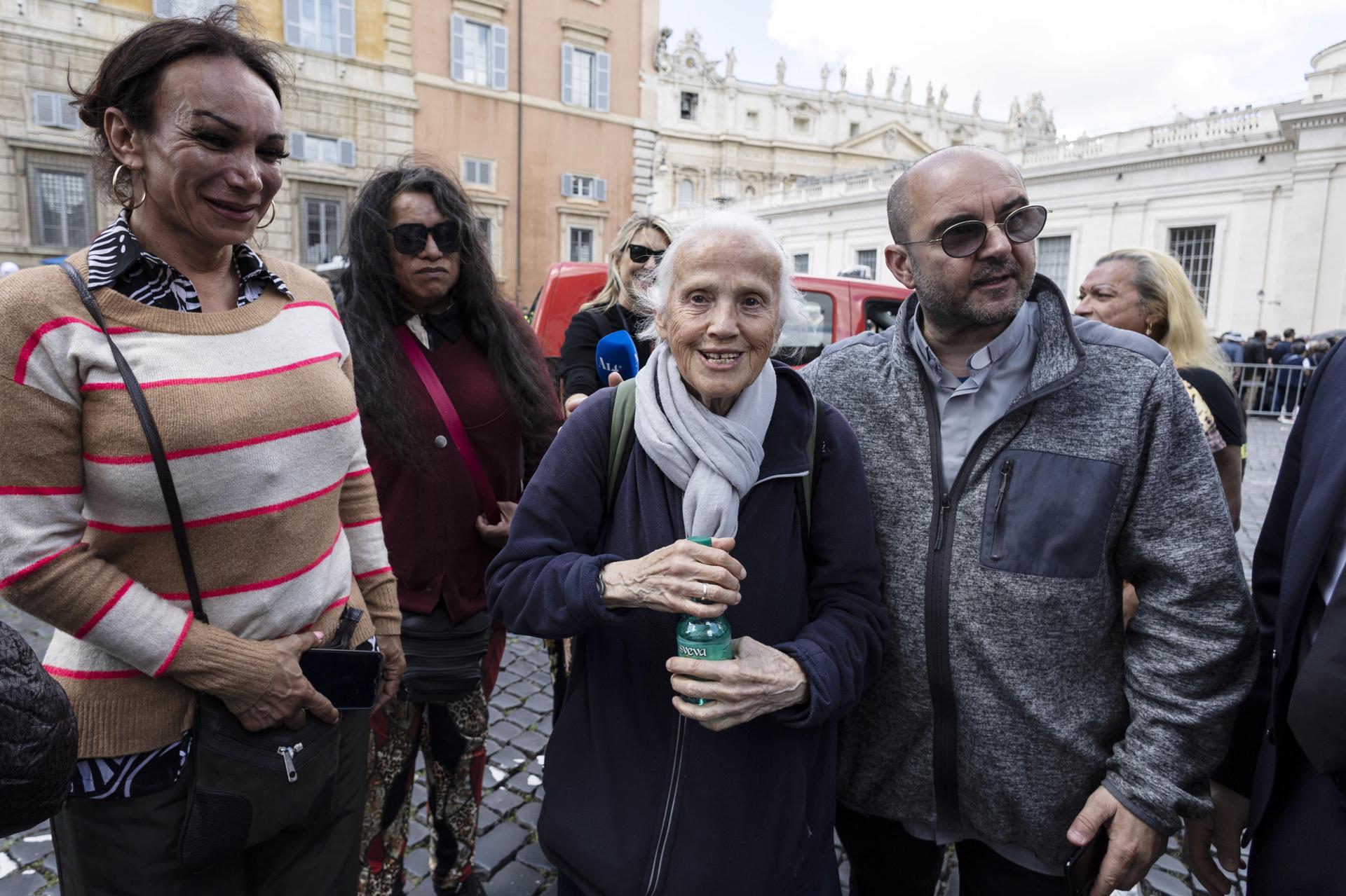 Sor Geneviève Jeanningros, la monja amiga del papa Francisco, acompañada por una mujer transexual para ver el féretro.